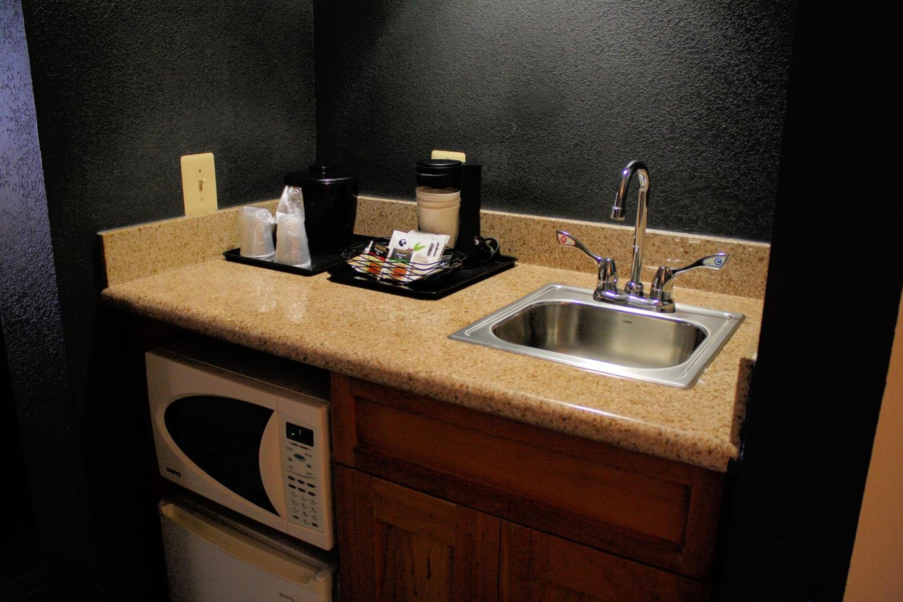 King Suite with Living Room - Non Smoking - Photo 2