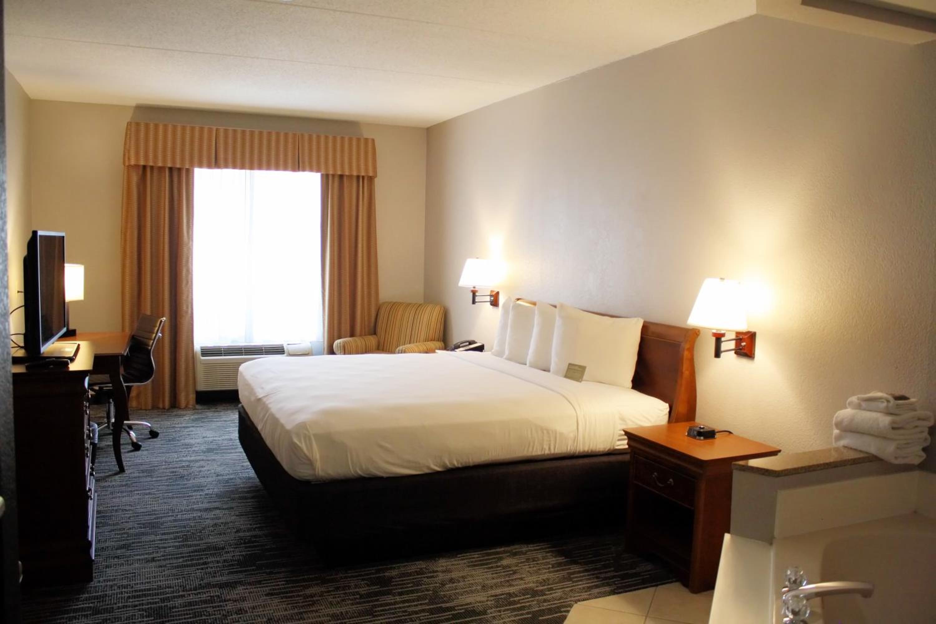 King Suite with Whirlpool - Non-smoking - Photo 3