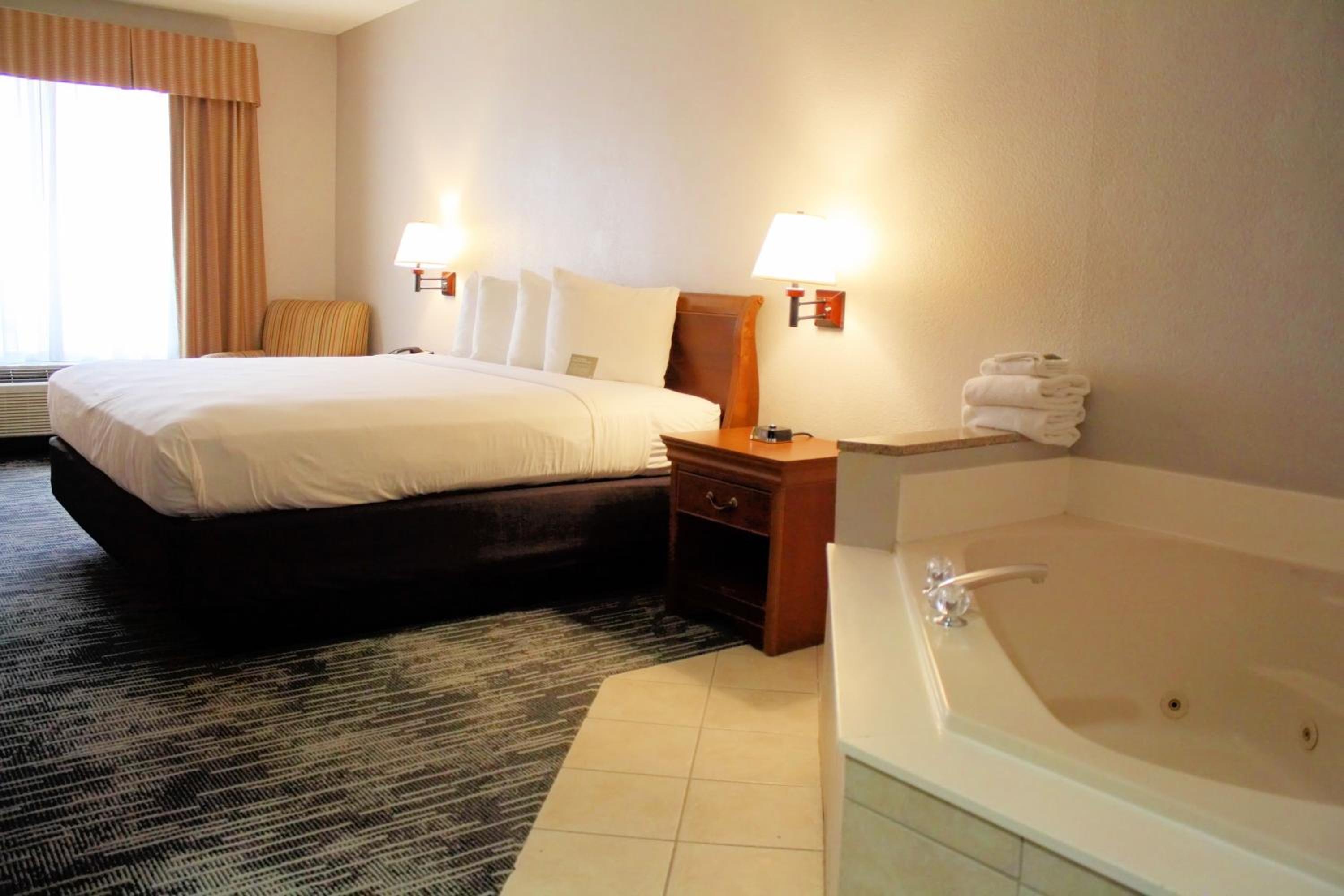 King Suite with Whirlpool - Non-smoking - Photo 1
