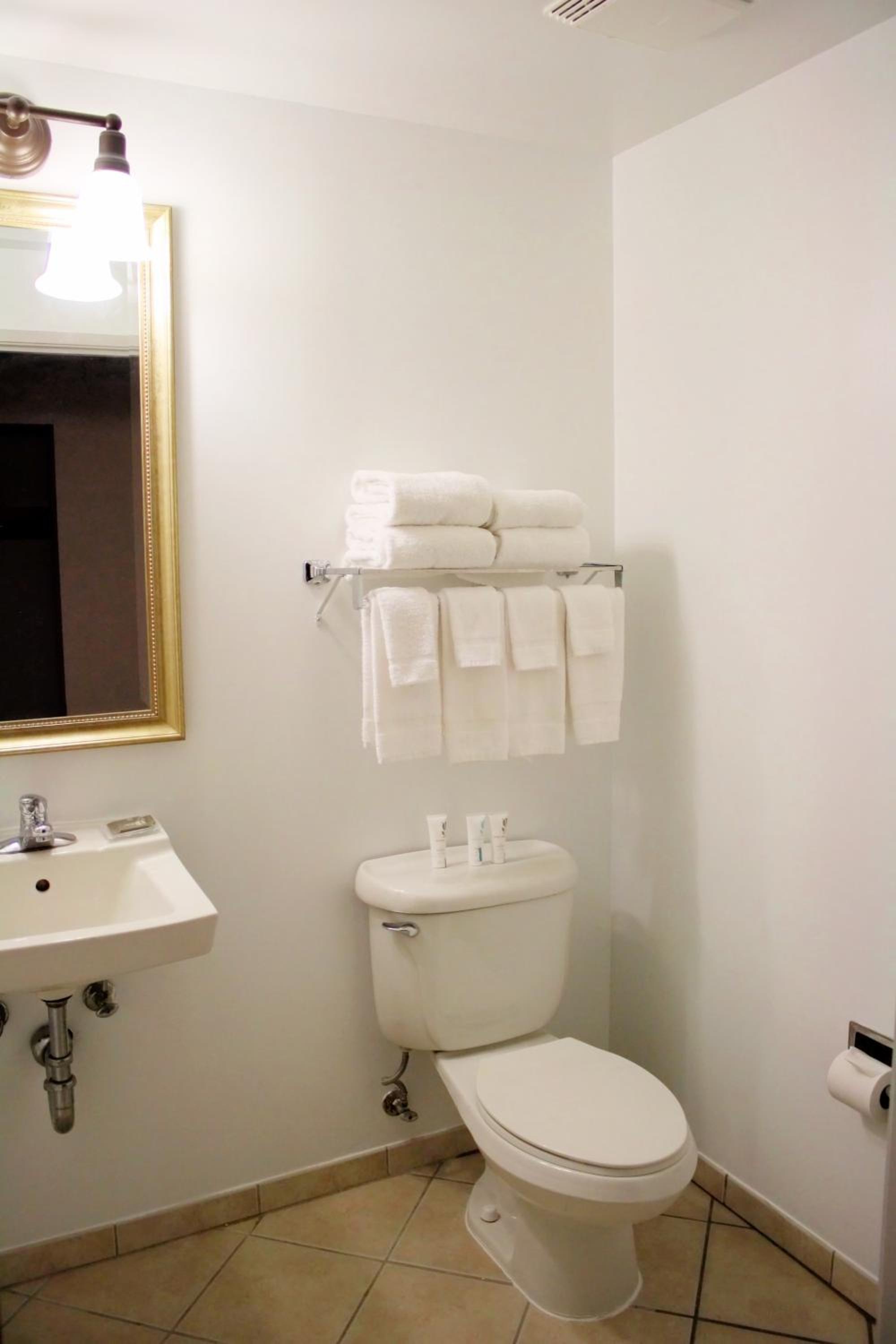 King Suite with Whirlpool - Non-smoking - Photo 2
