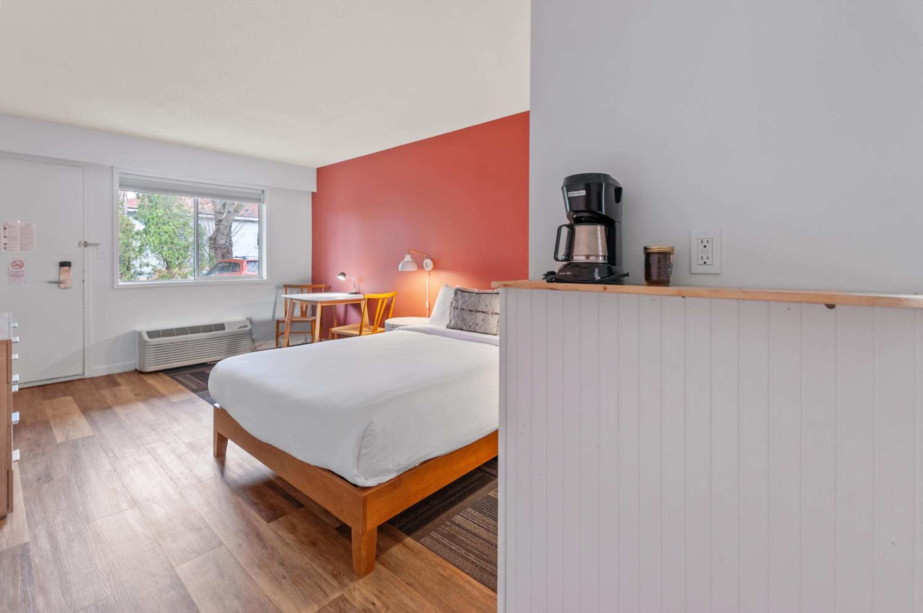 Standard King Room + Sofa Bed photo 3