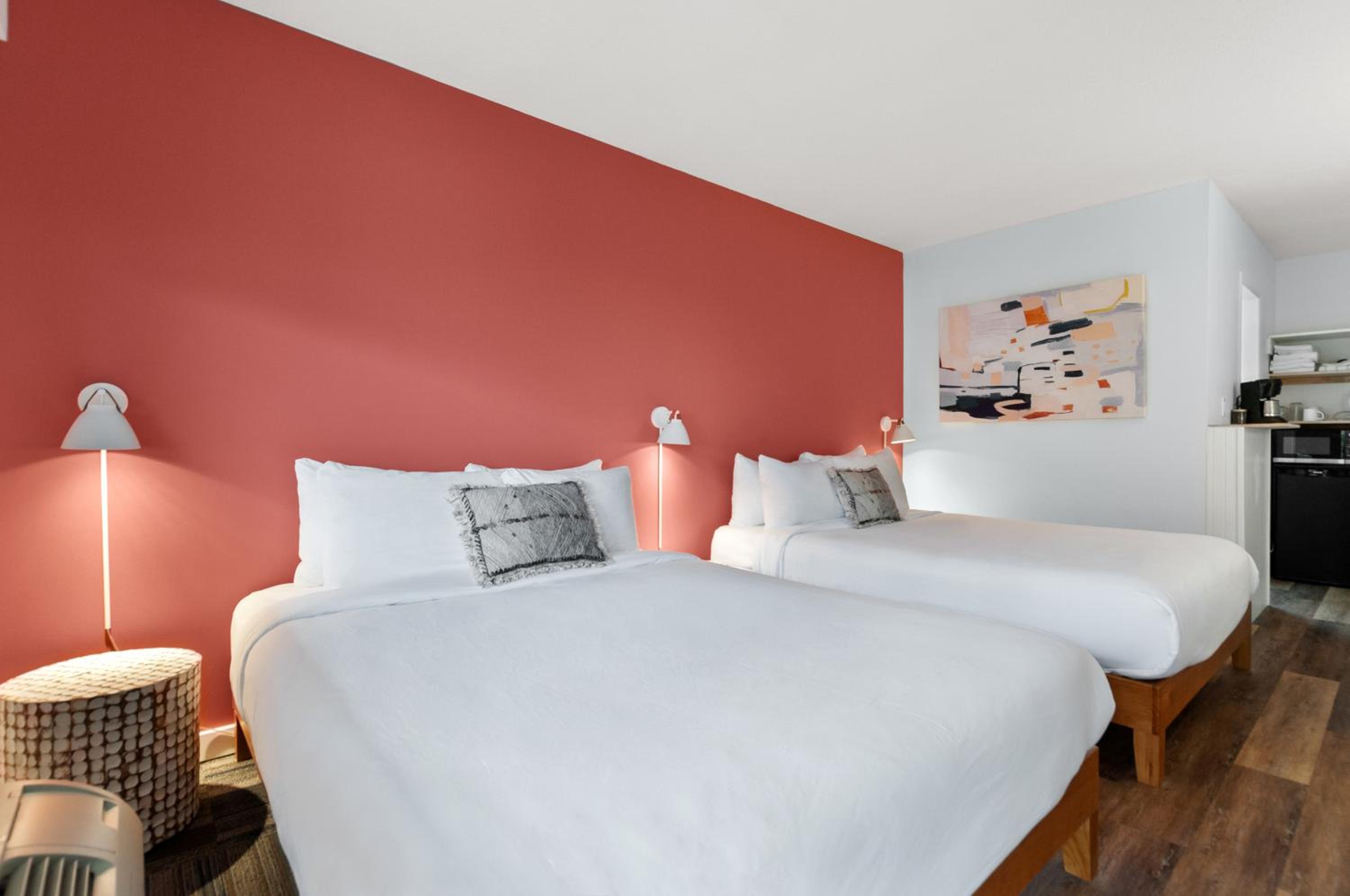 Standard Room Double Queen Beds photo 1
