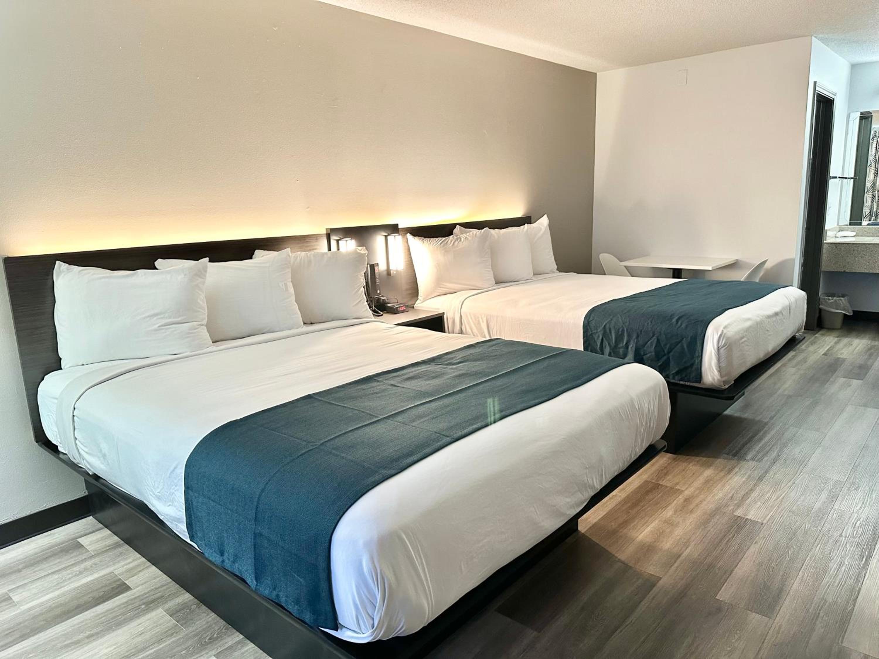 Queen Room with Two Queen Beds - Non-Smoking - Photo 1