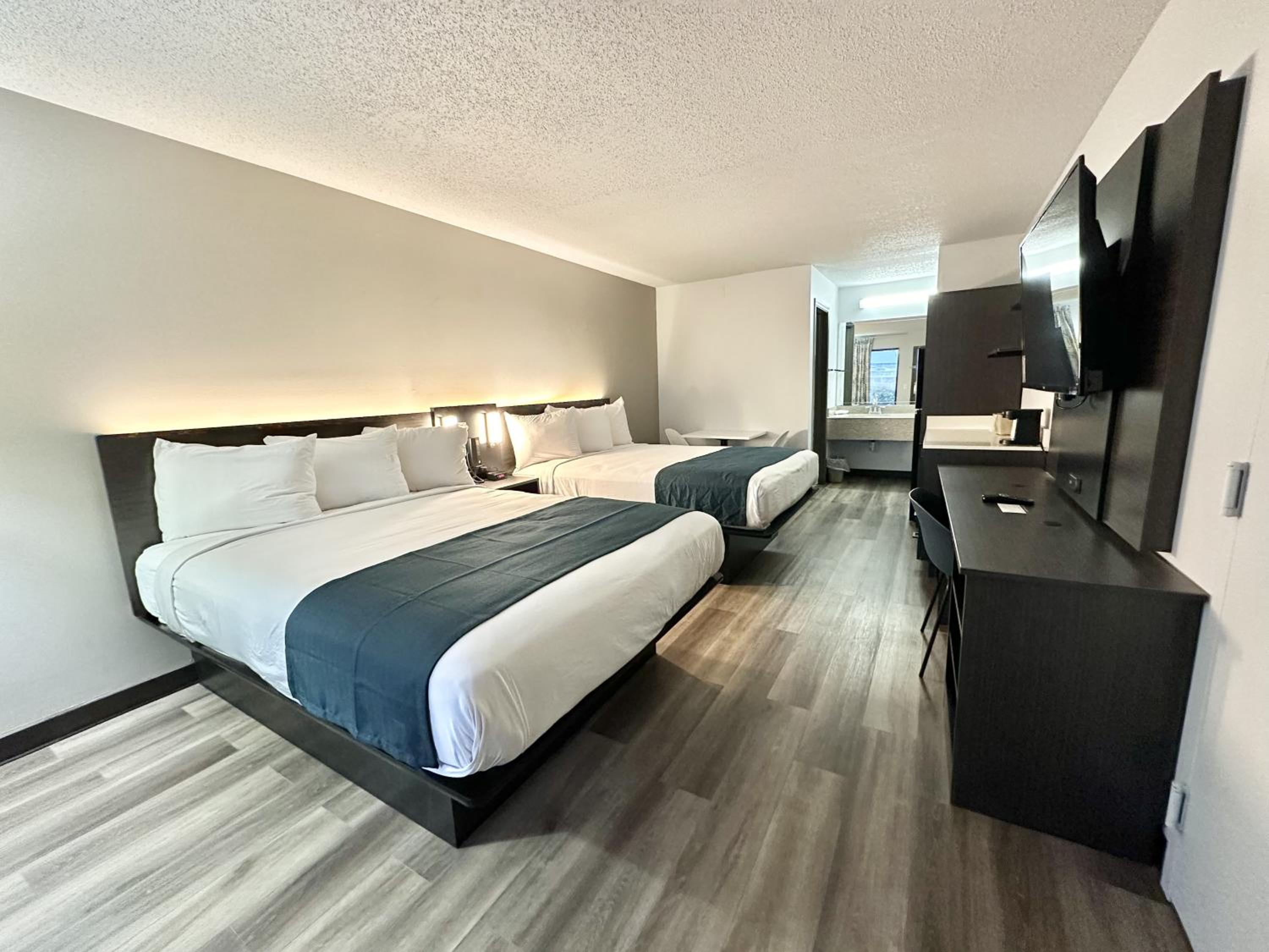 Queen Room with Two Queen Beds - Non-Smoking - Photo 3