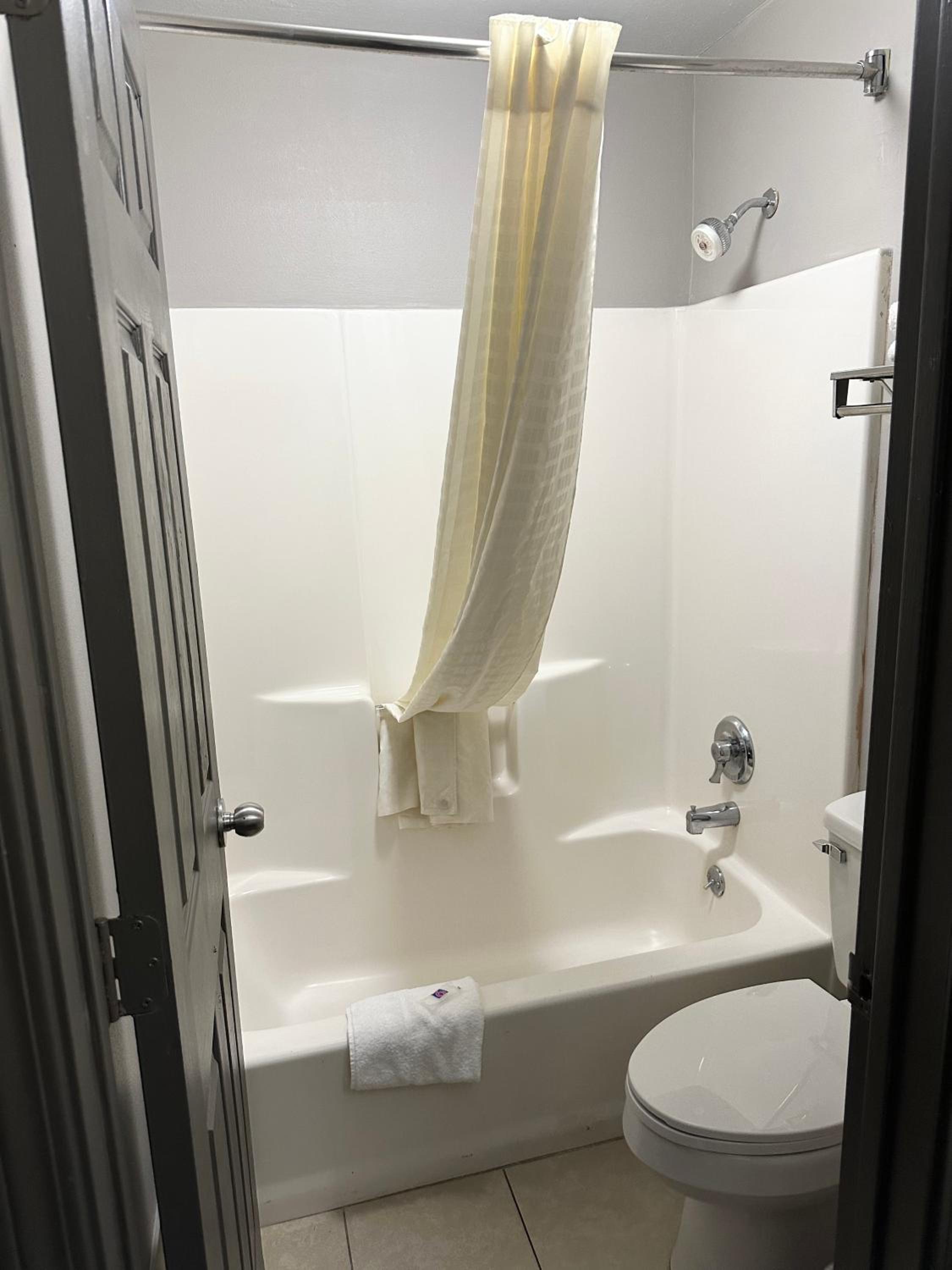 King Room - Non-Smoking - Photo 2