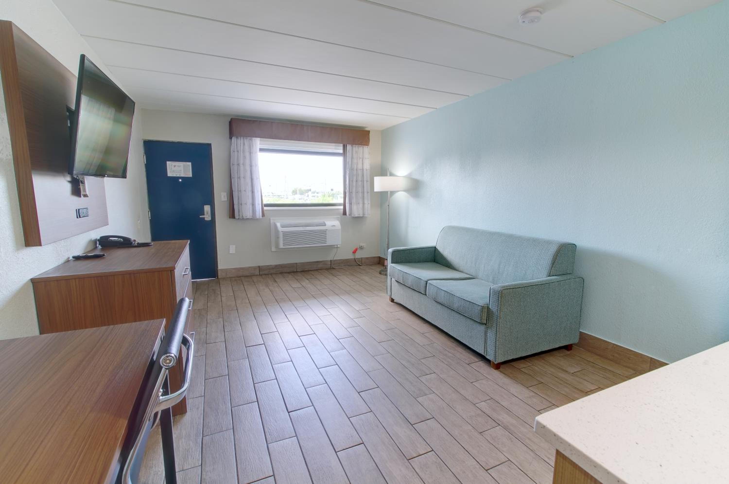 Deluxe  Suite - Non-Smoking - Photo 7