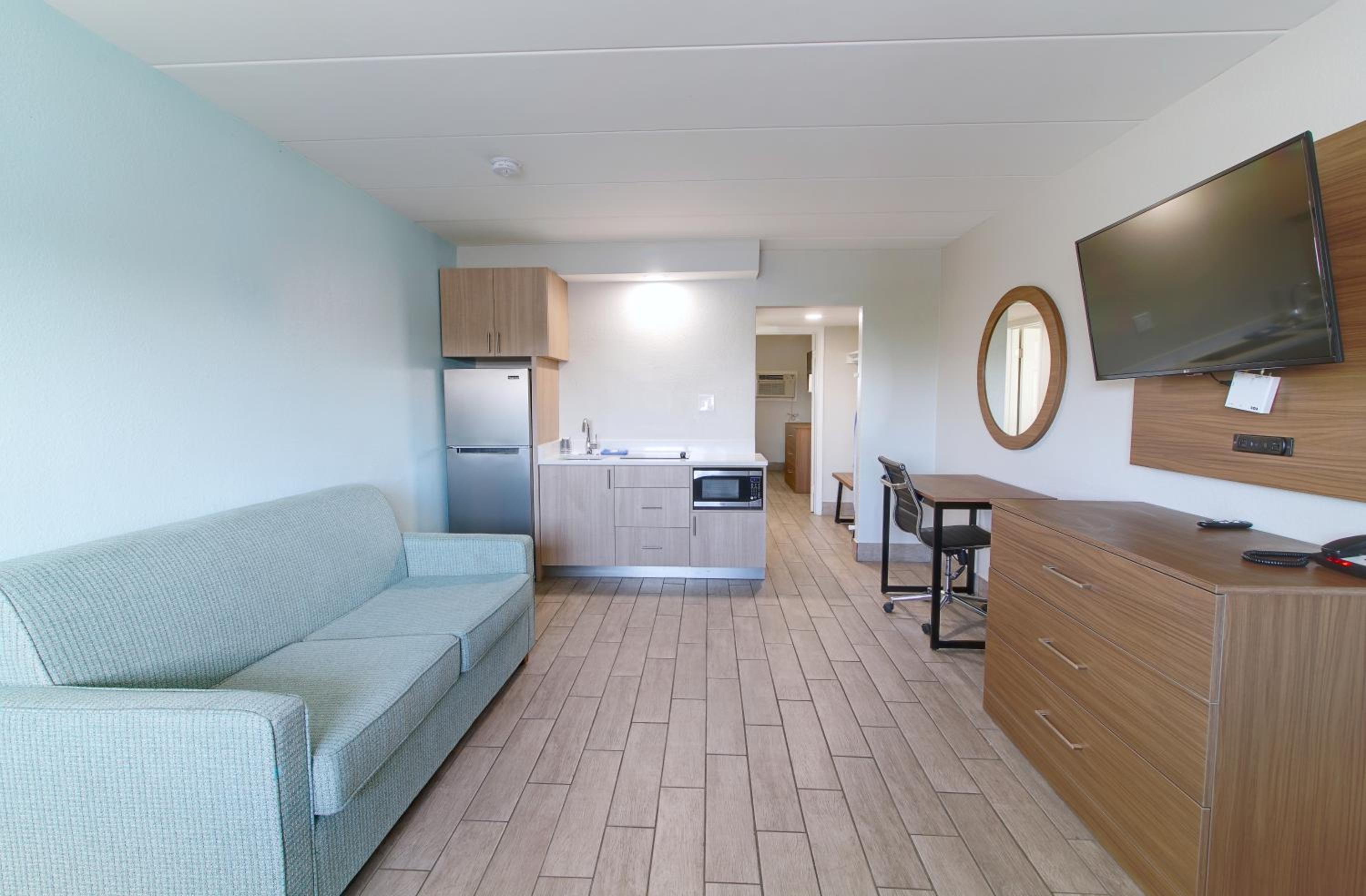 Deluxe  Suite - Non-Smoking - Photo 8