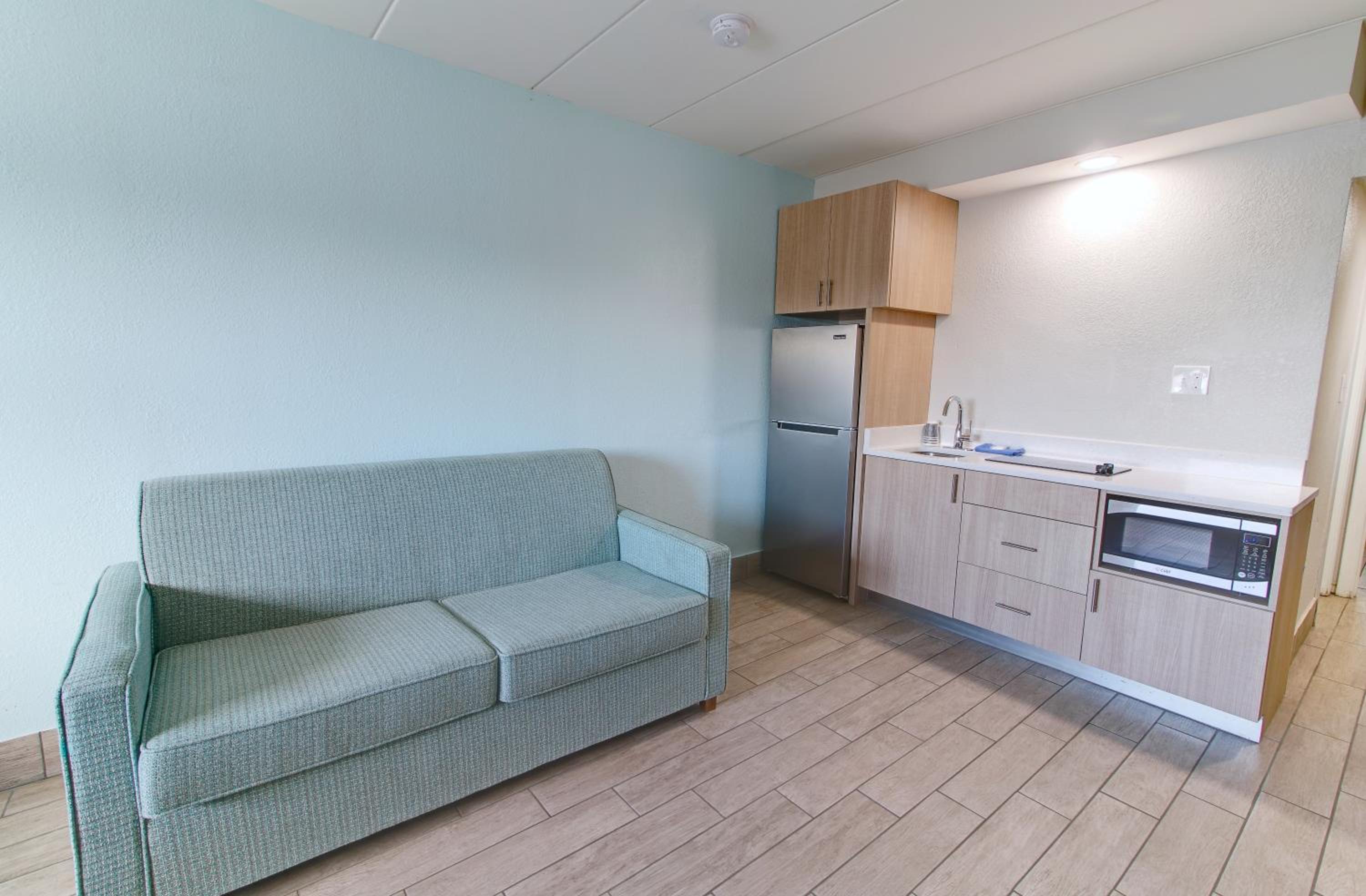 Deluxe  Suite - Non-Smoking - Photo 9