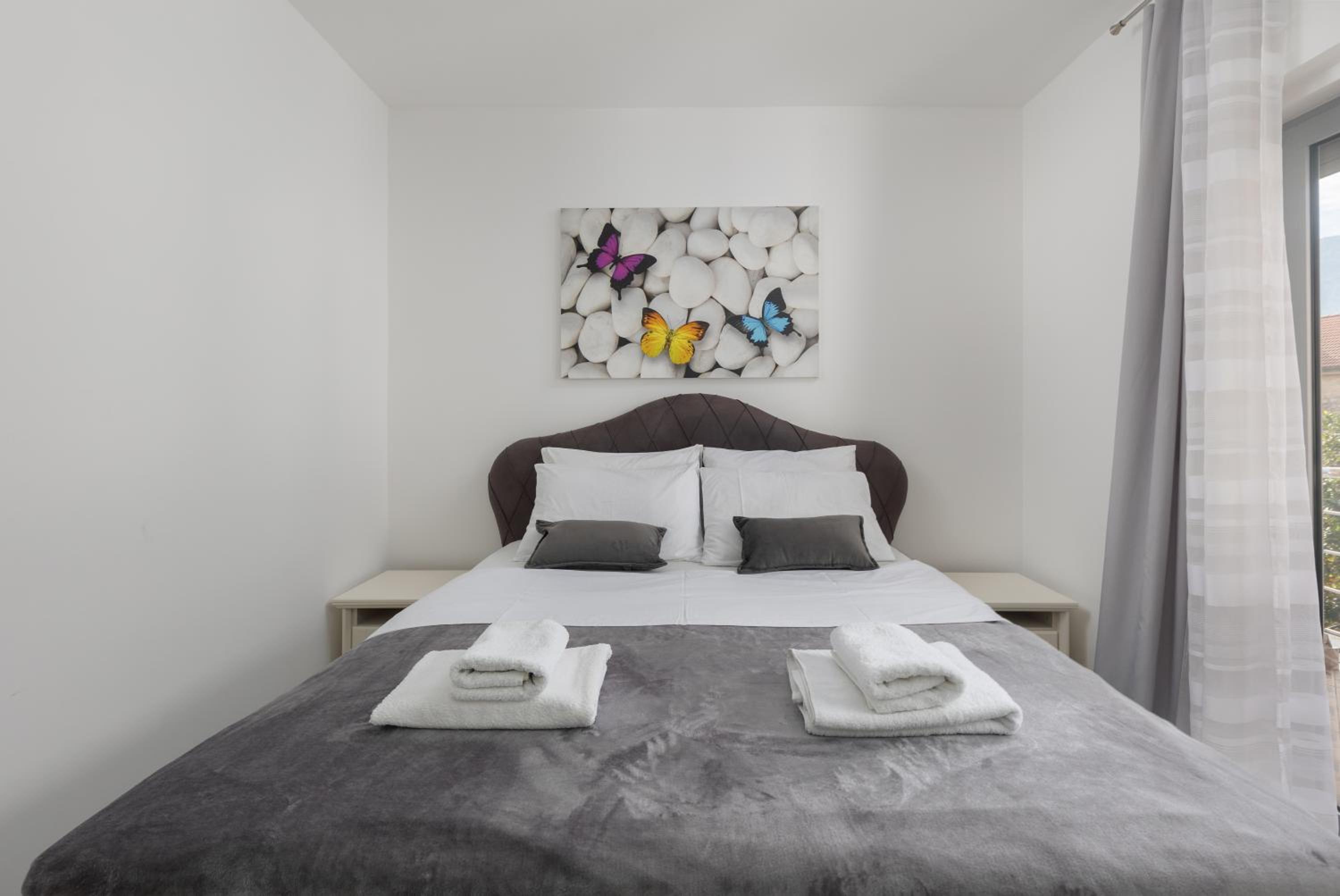 One-Bedroom Apartment with Balcony
