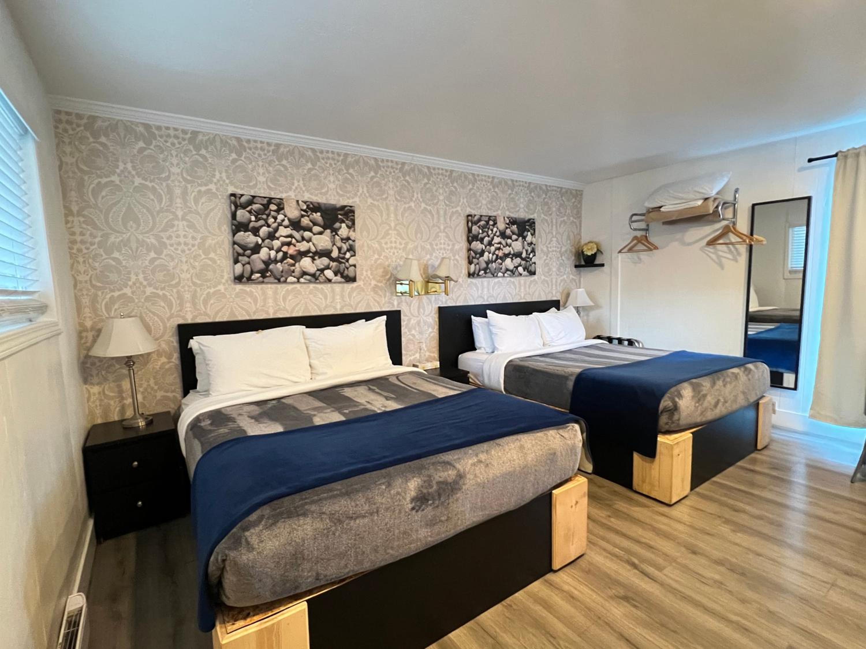 Queen Room with Two Queen Beds photo 1
