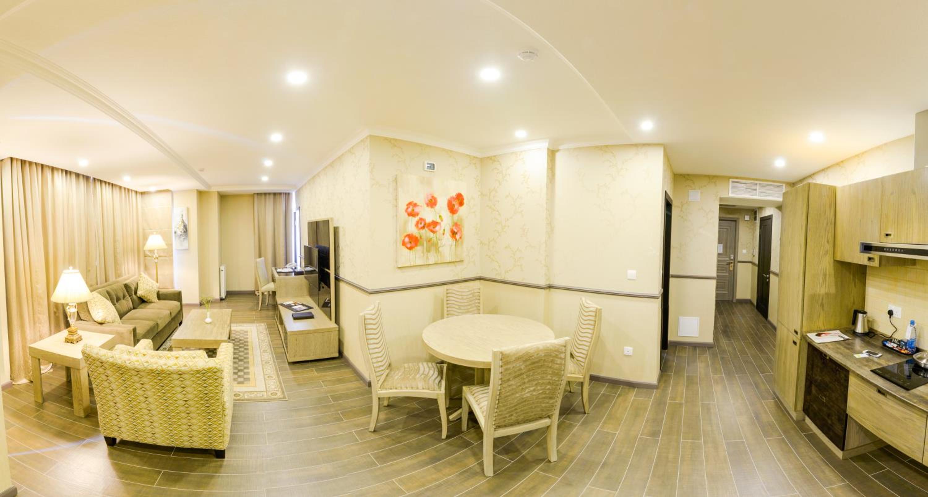 Junior King Suite - Non-Smoking - Photo 3