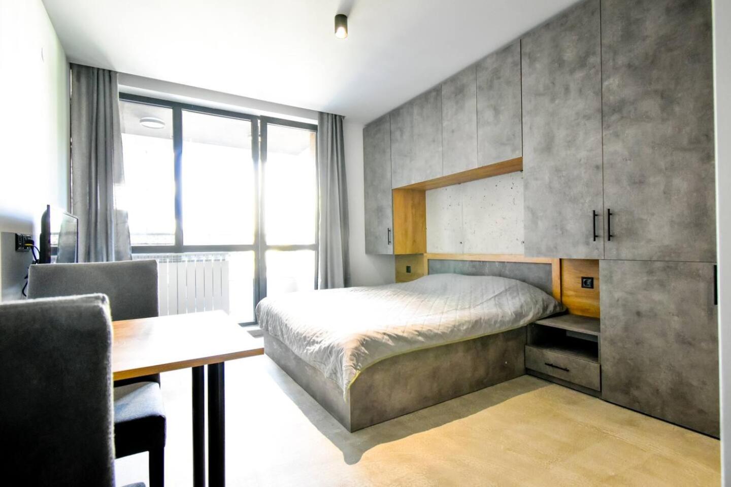 Six-Bedroom House photo 1