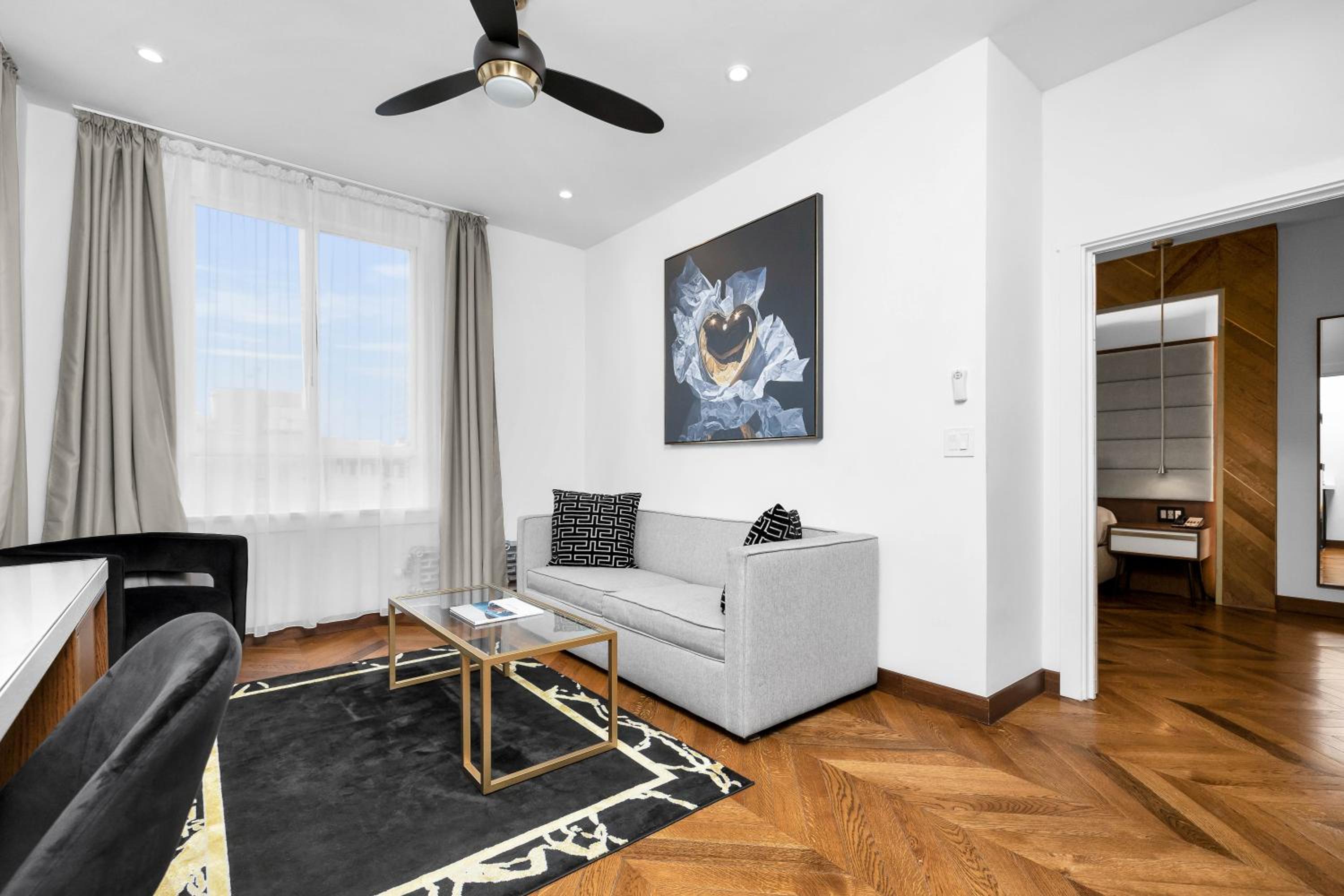 King Suite - Photo 16