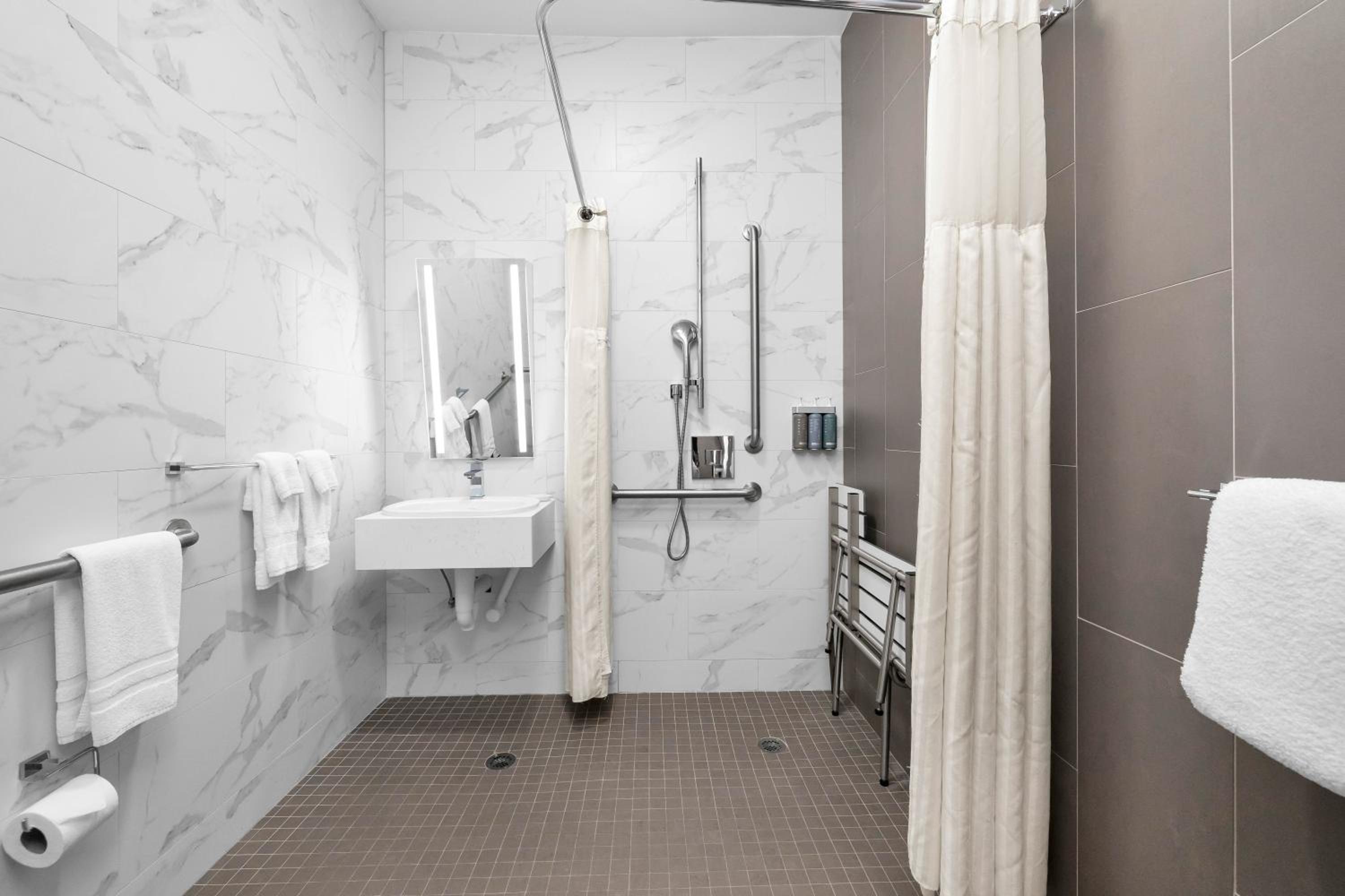 Standard Room - Accessible - Photo 6