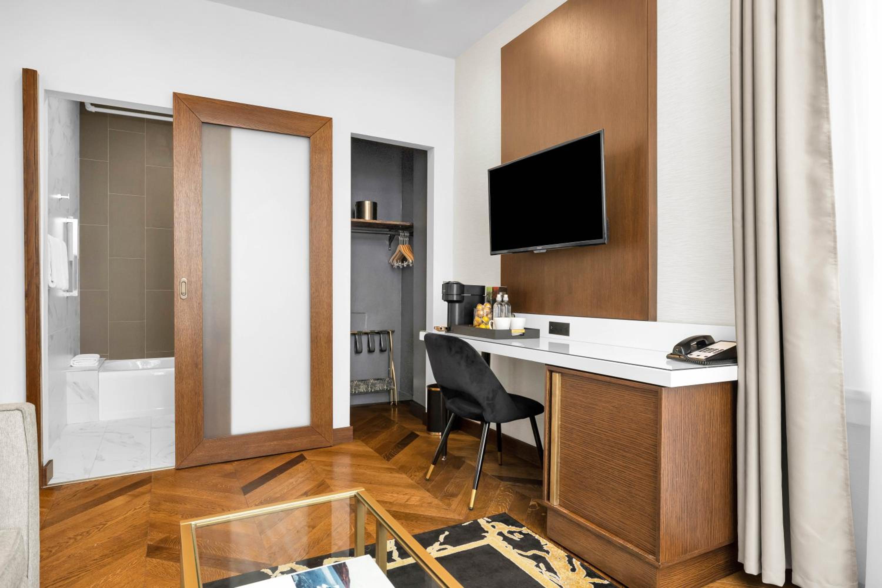King Suite - Photo 11