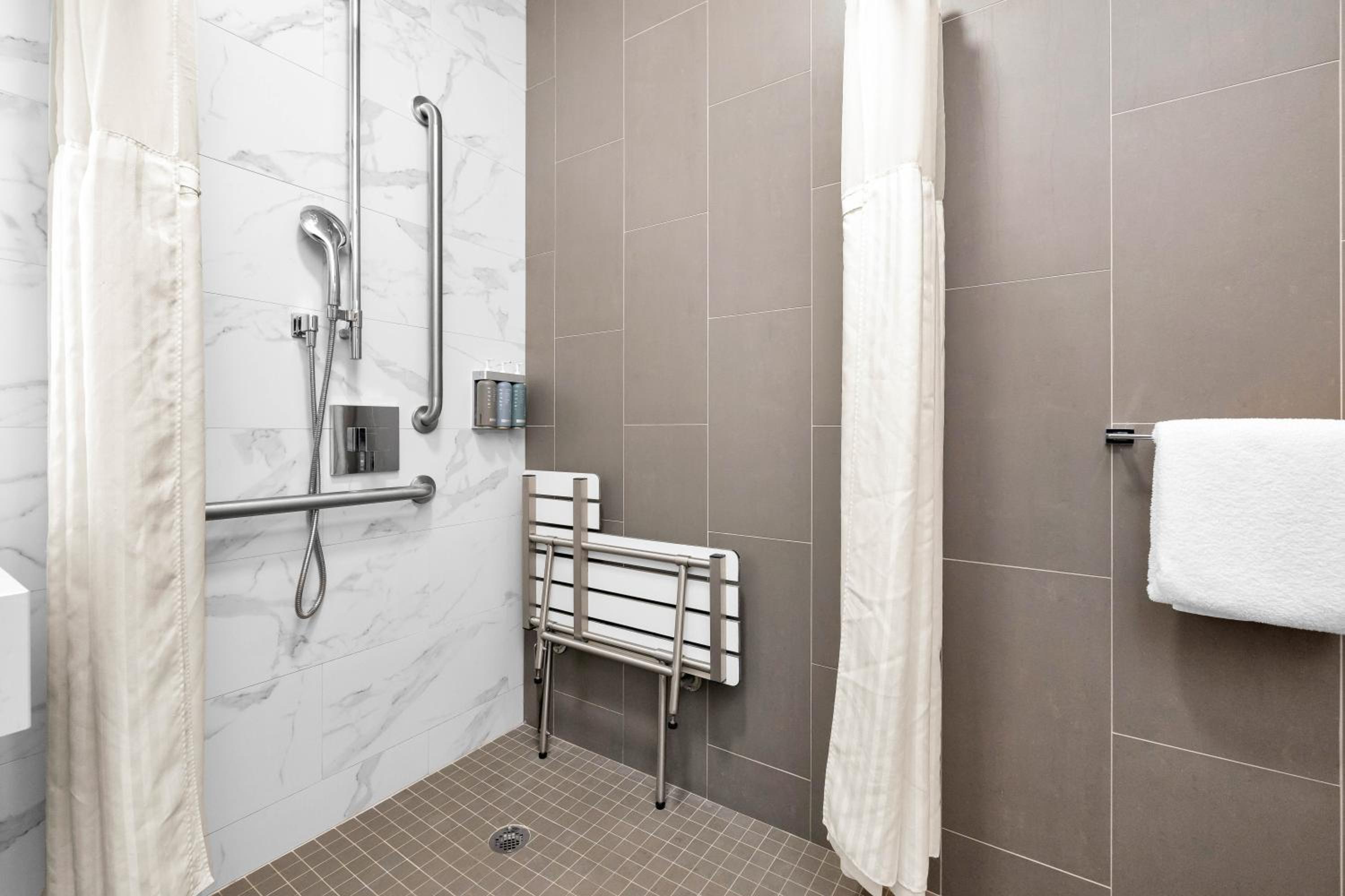 Standard Room - Accessible - Photo 7