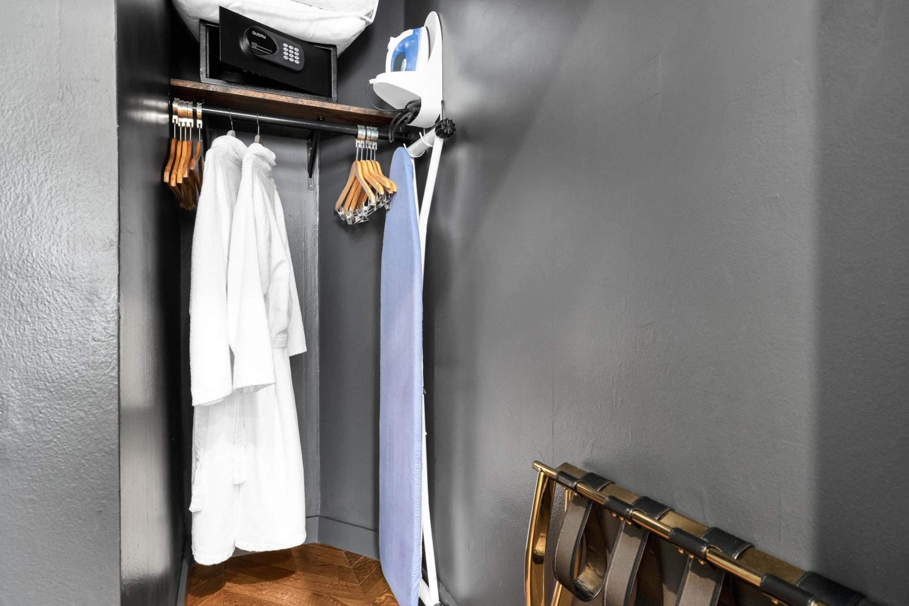 King Suite - Photo 8
