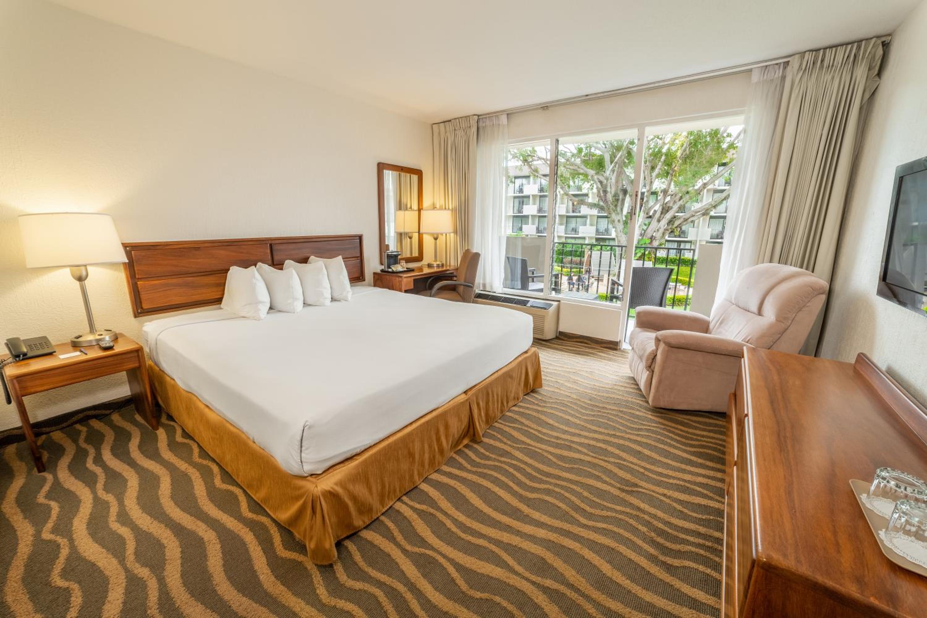 Königszimmer mit Kingsize-Bett und Poolblick - Nichtraucher
