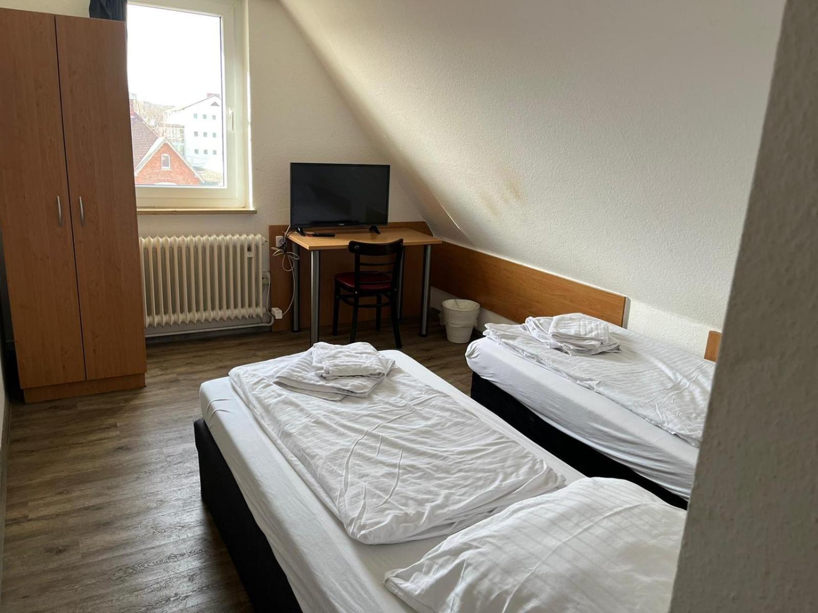 Economy Twin Room - Photo 3