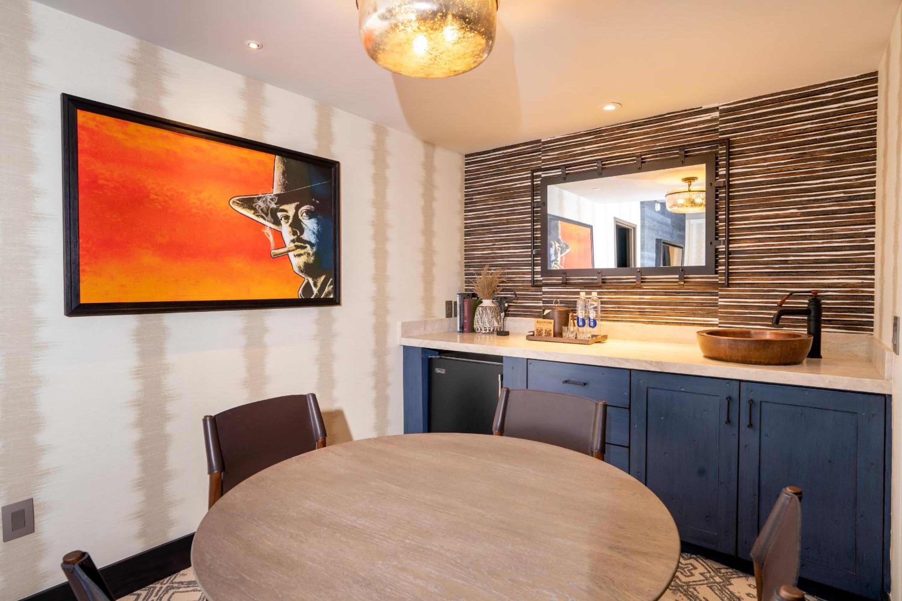 Luxe Lodge Suite - Photo 4