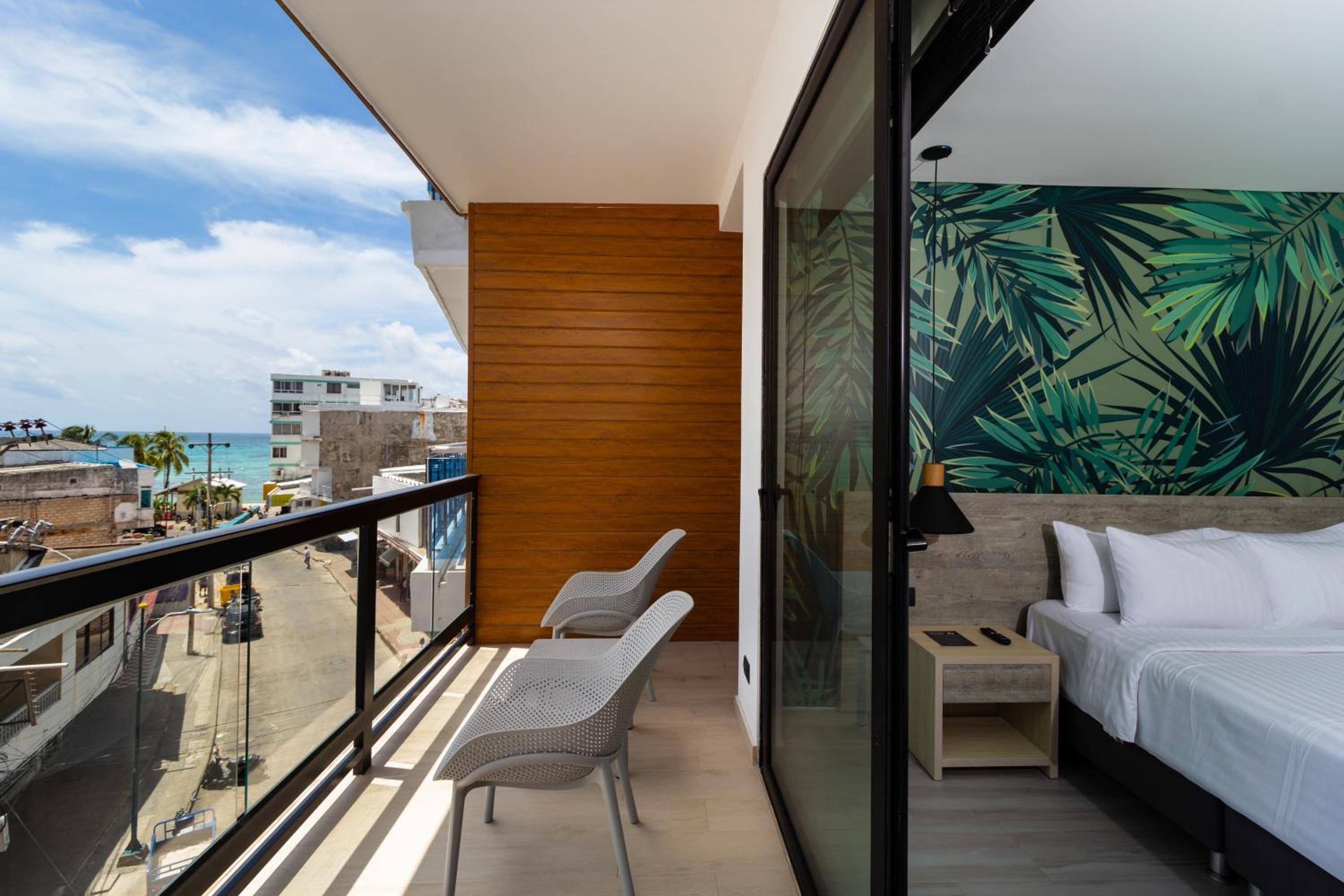 Double Room with Balcony - Photo 3