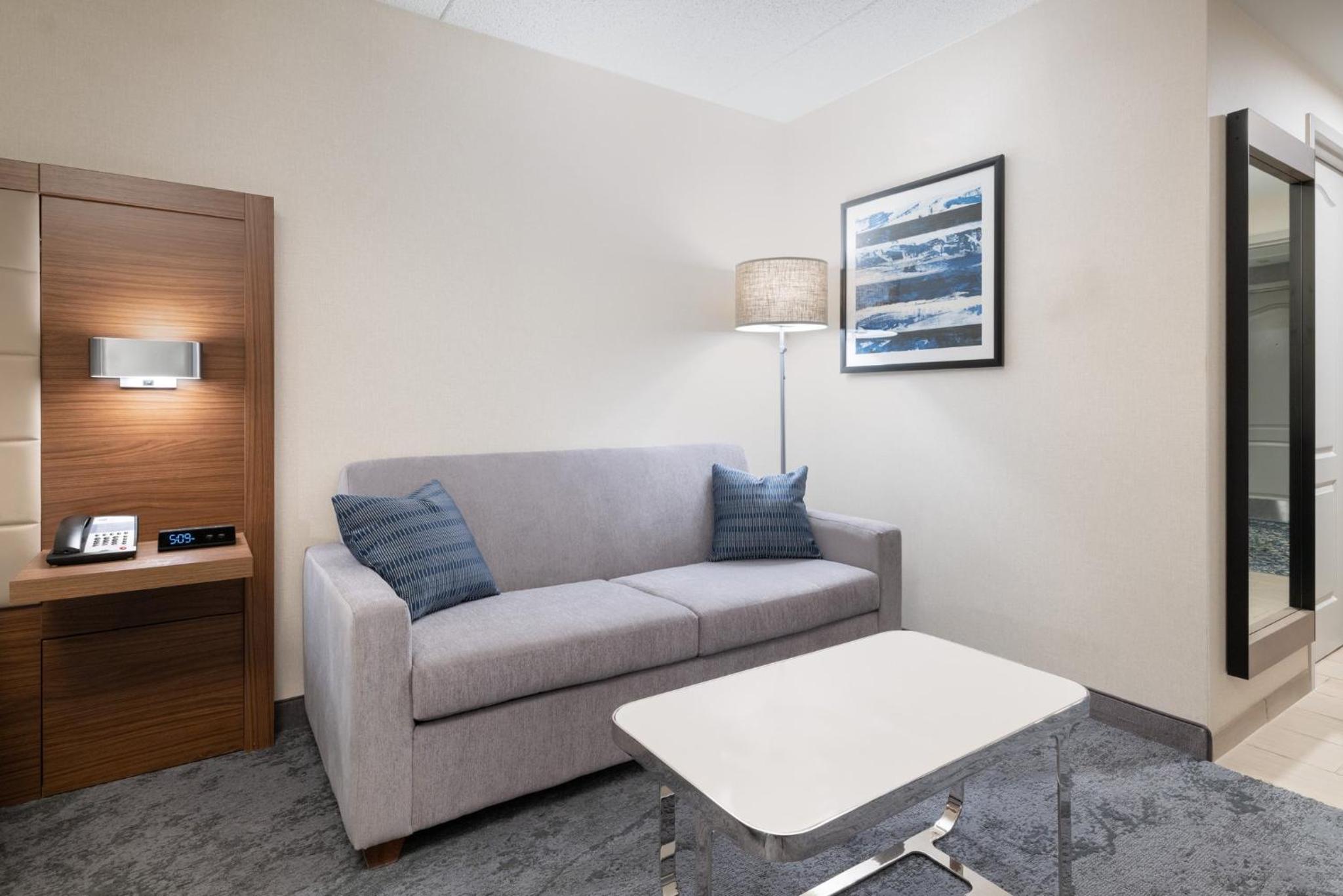 Standard King Room - Photo 7