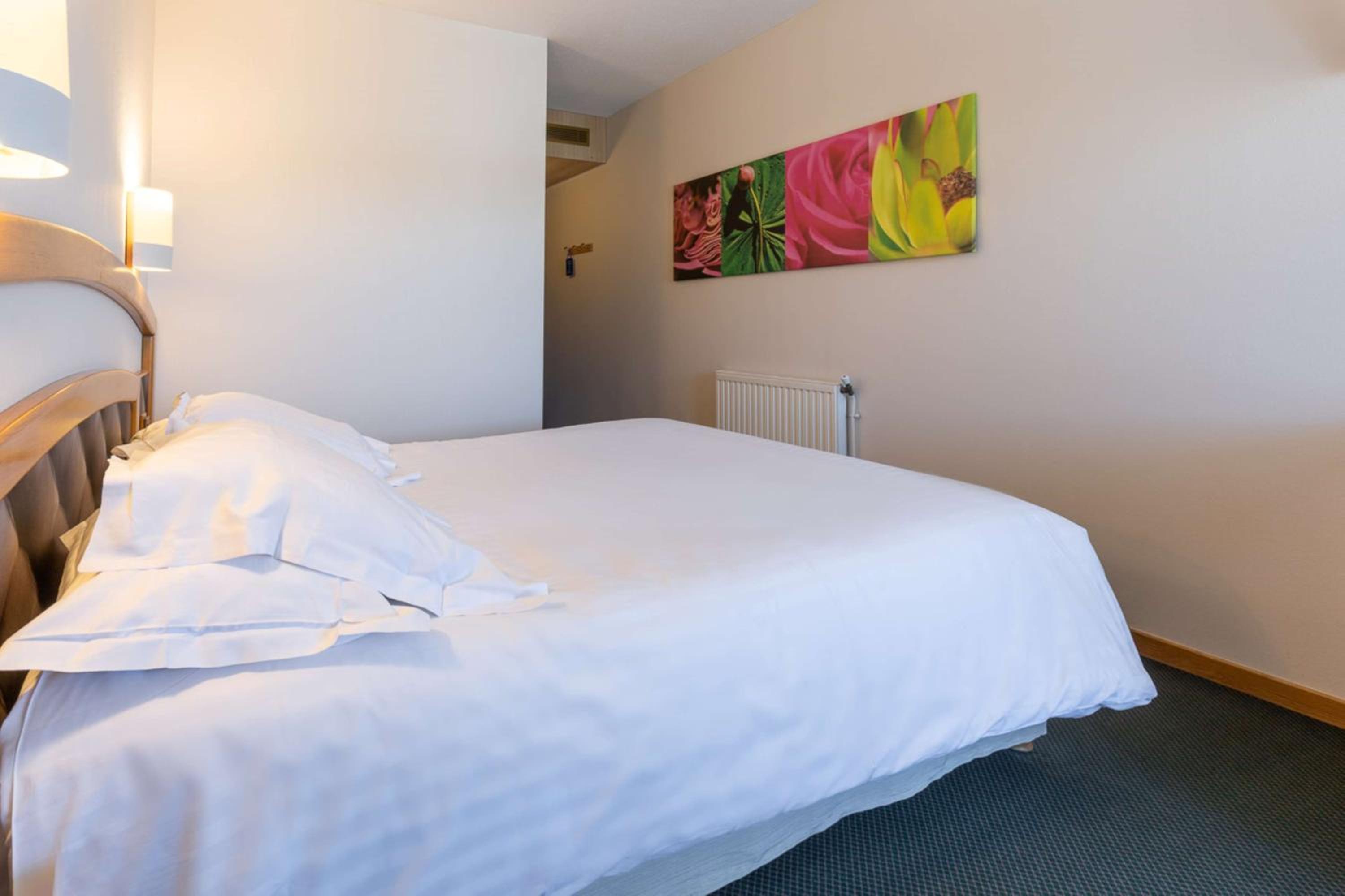 Comfort Queen Room with Balcony - Non-Smoking photo 1