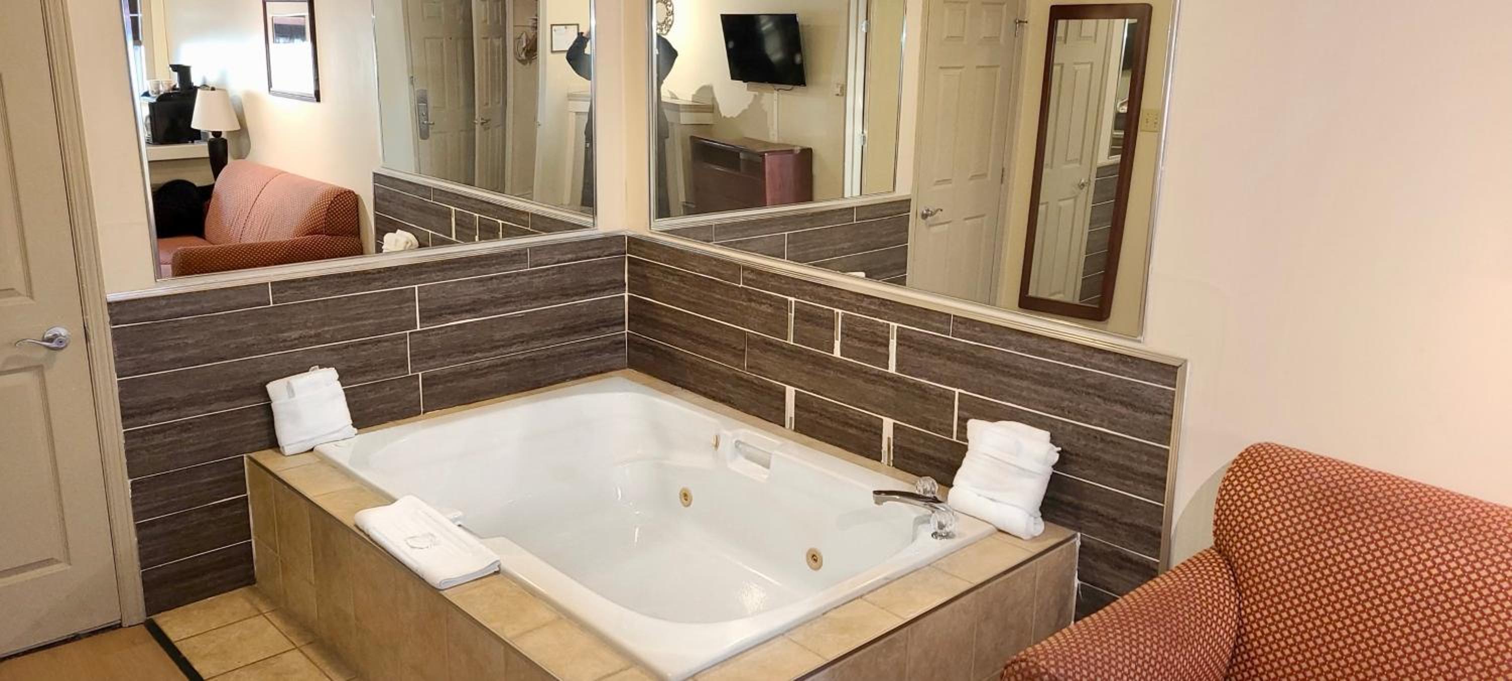 Deluxe Suite with Spa Bath - Photo 10