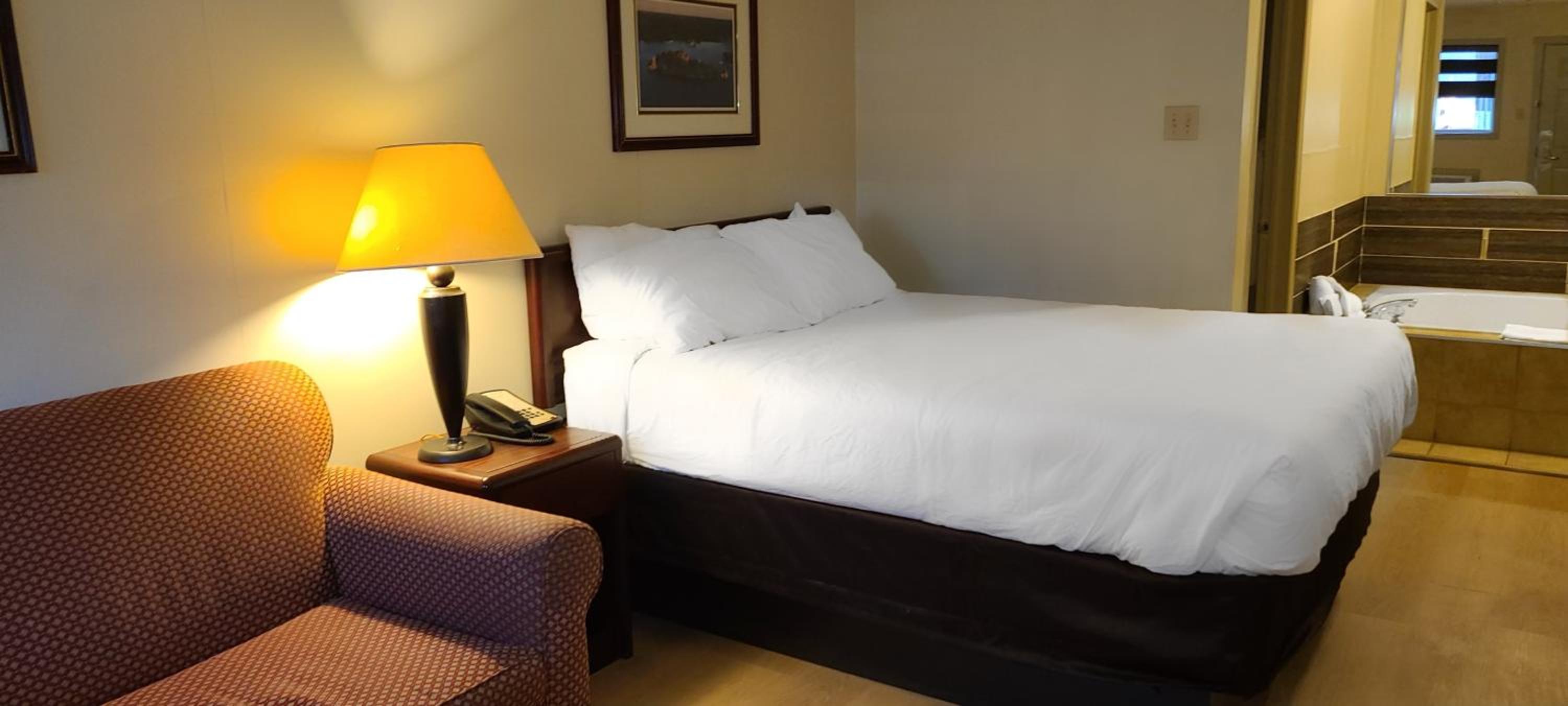 Queen Suite with Spa Bath - Photo 10
