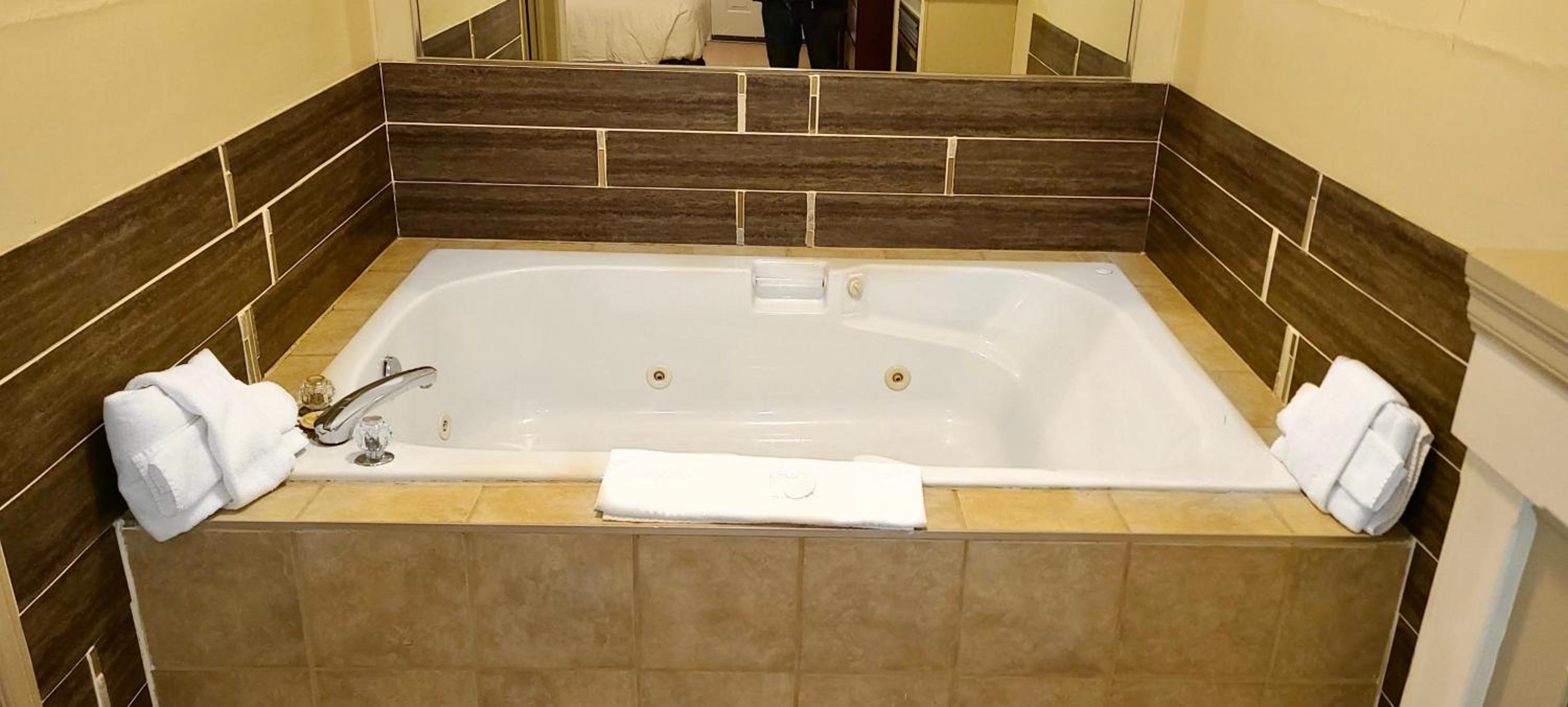Queen Suite with Spa Bath - Photo 8