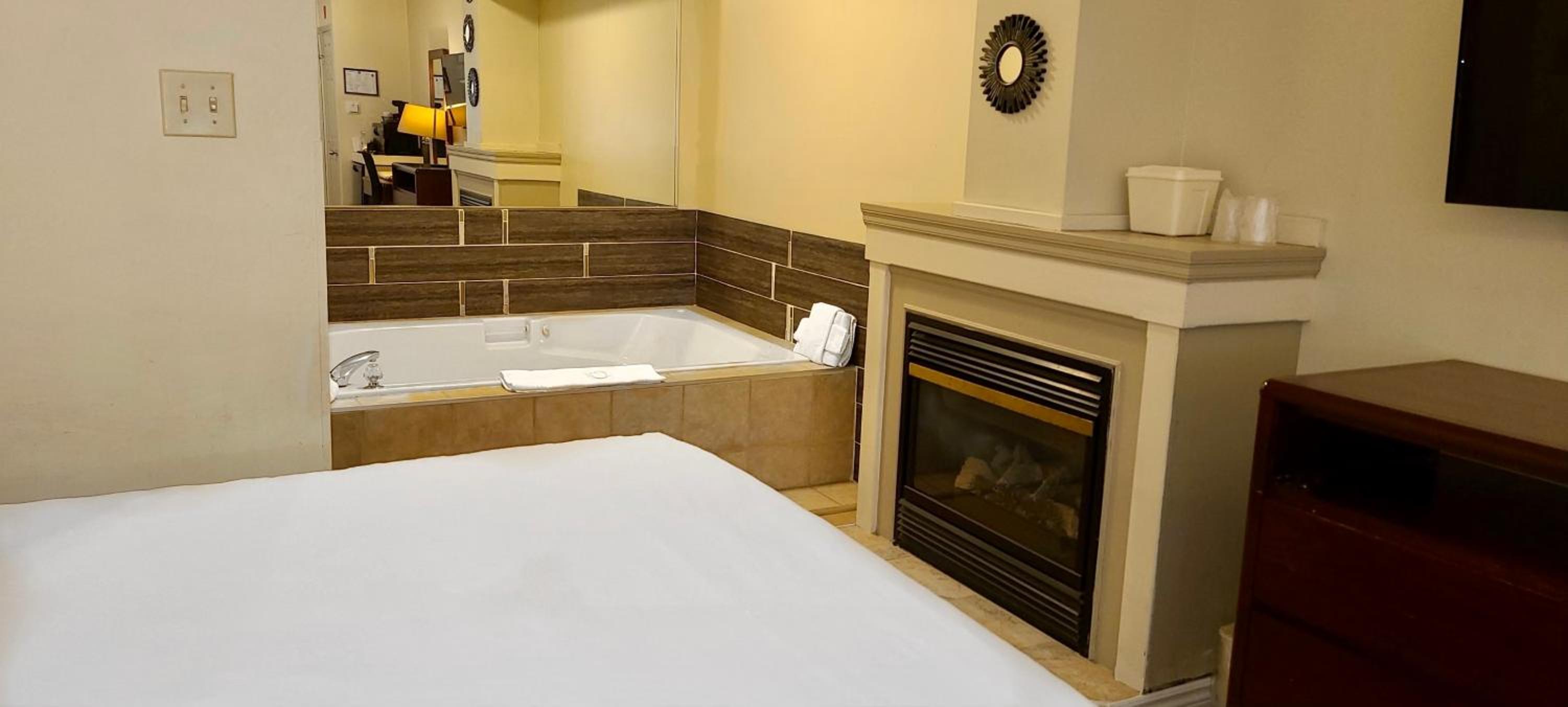 Queen Suite with Spa Bath - Photo 9