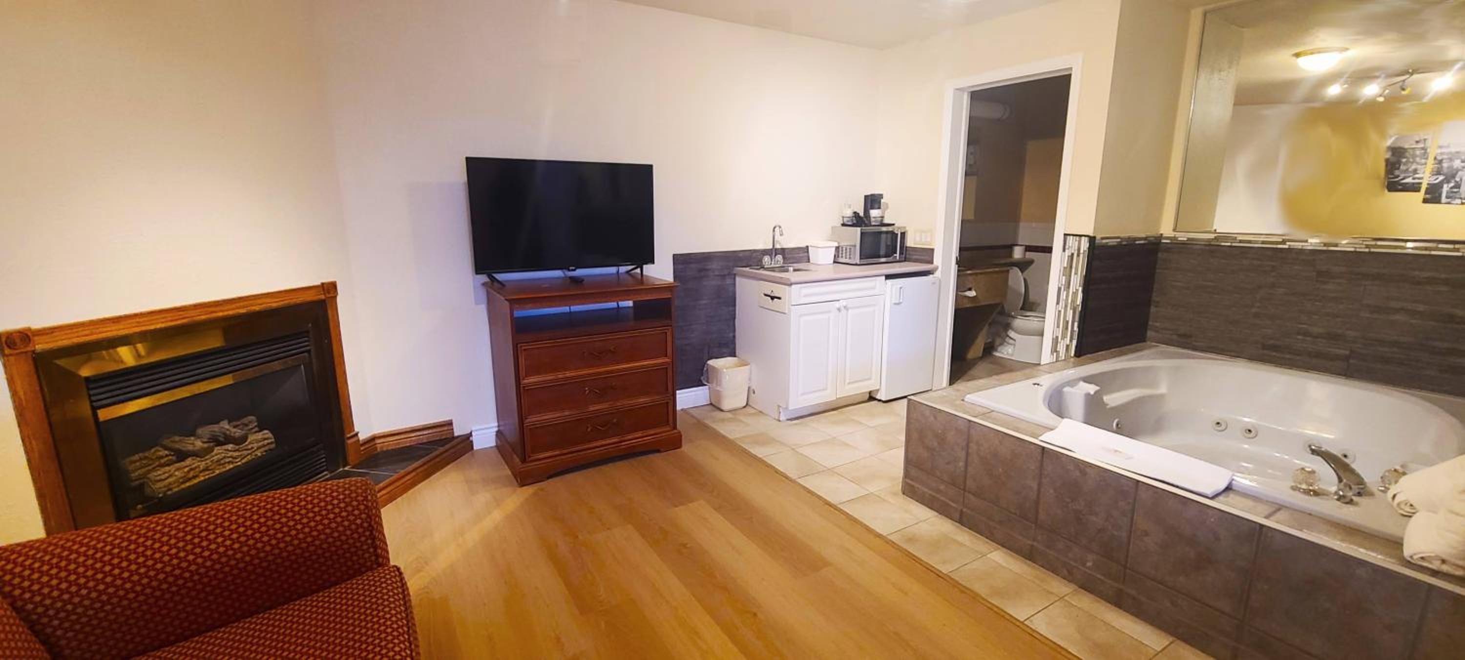King Suite with Spa Bath - Photo 7