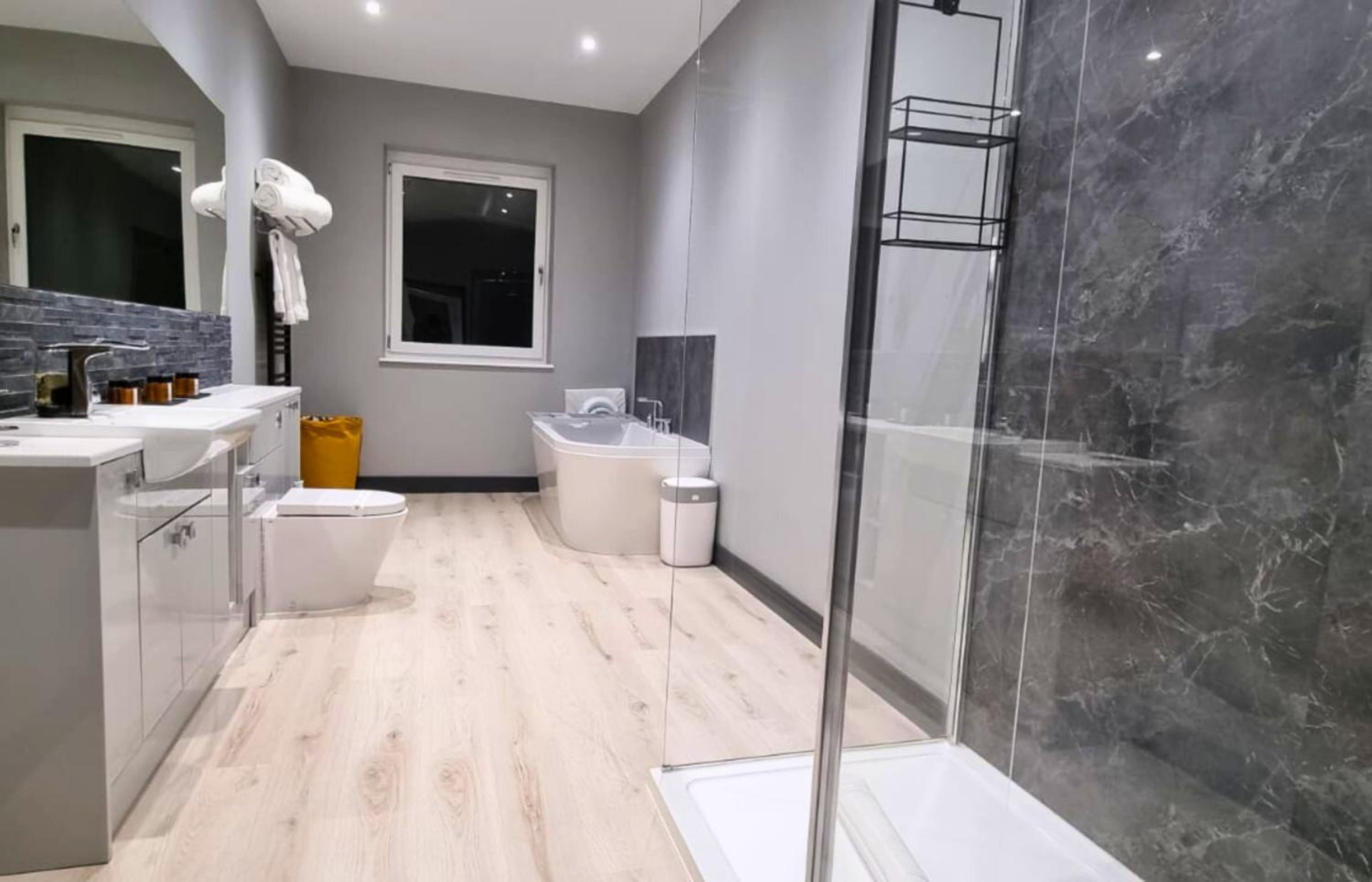 Five-Bedroom House photo 2