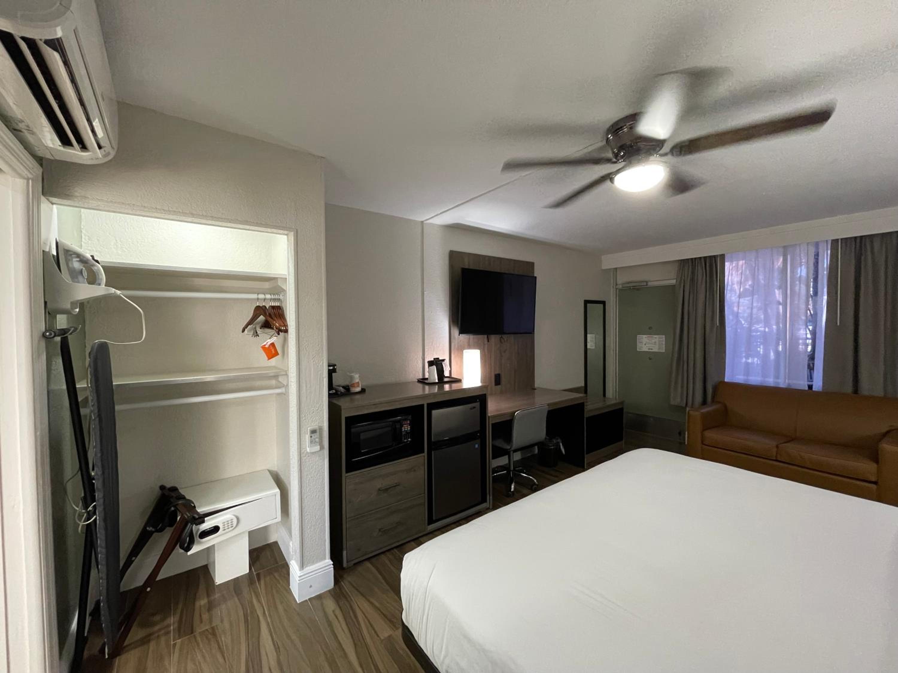 King Room - Accessible/Non-Smoking - Photo 5