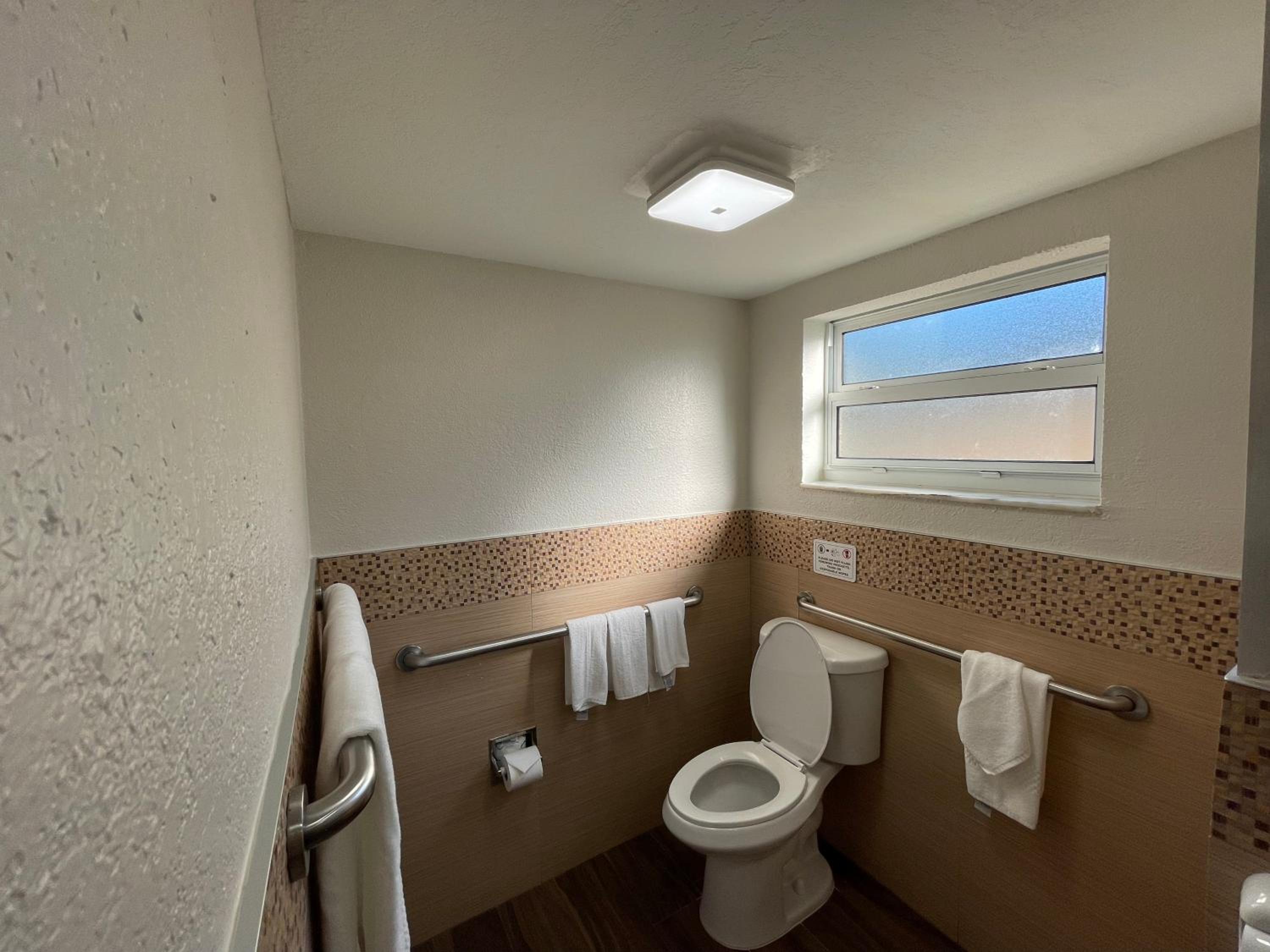 King Room - Accessible/Non-Smoking - Photo 8