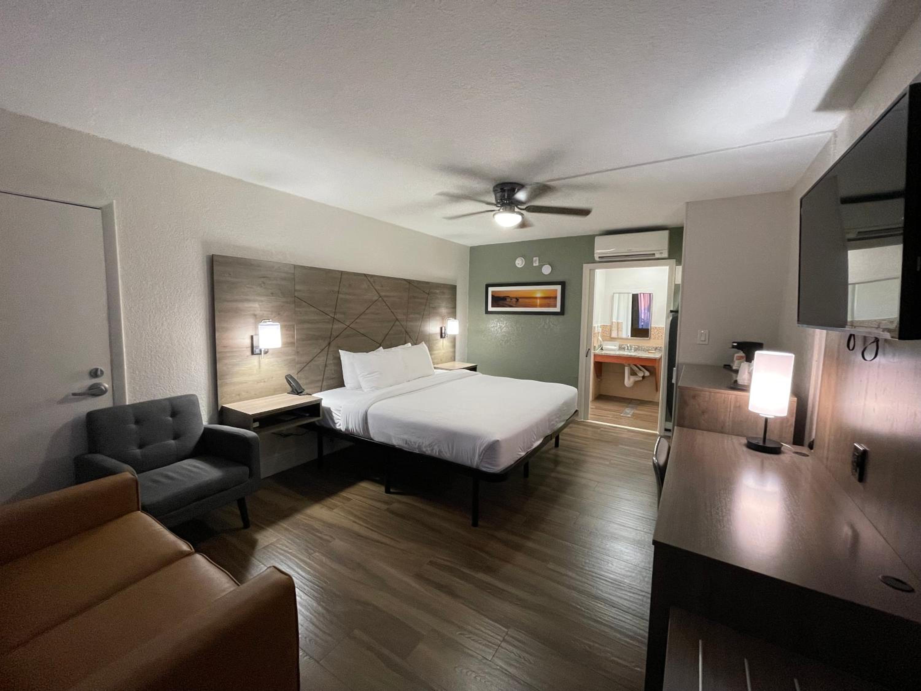 King Room - Accessible/Non-Smoking - Photo 3