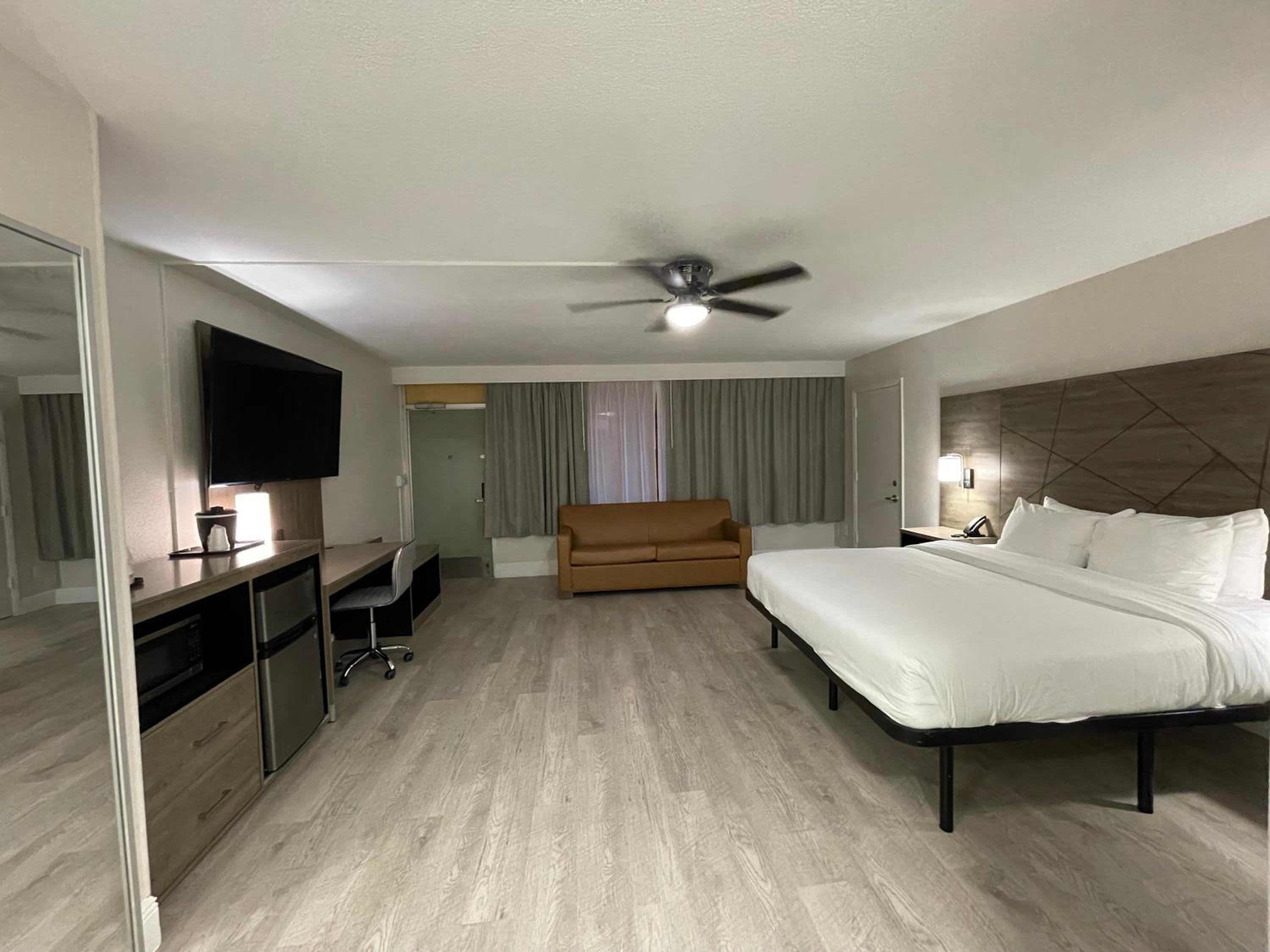 King Room with Jacuzzi - Non-Smoking - Photo 19