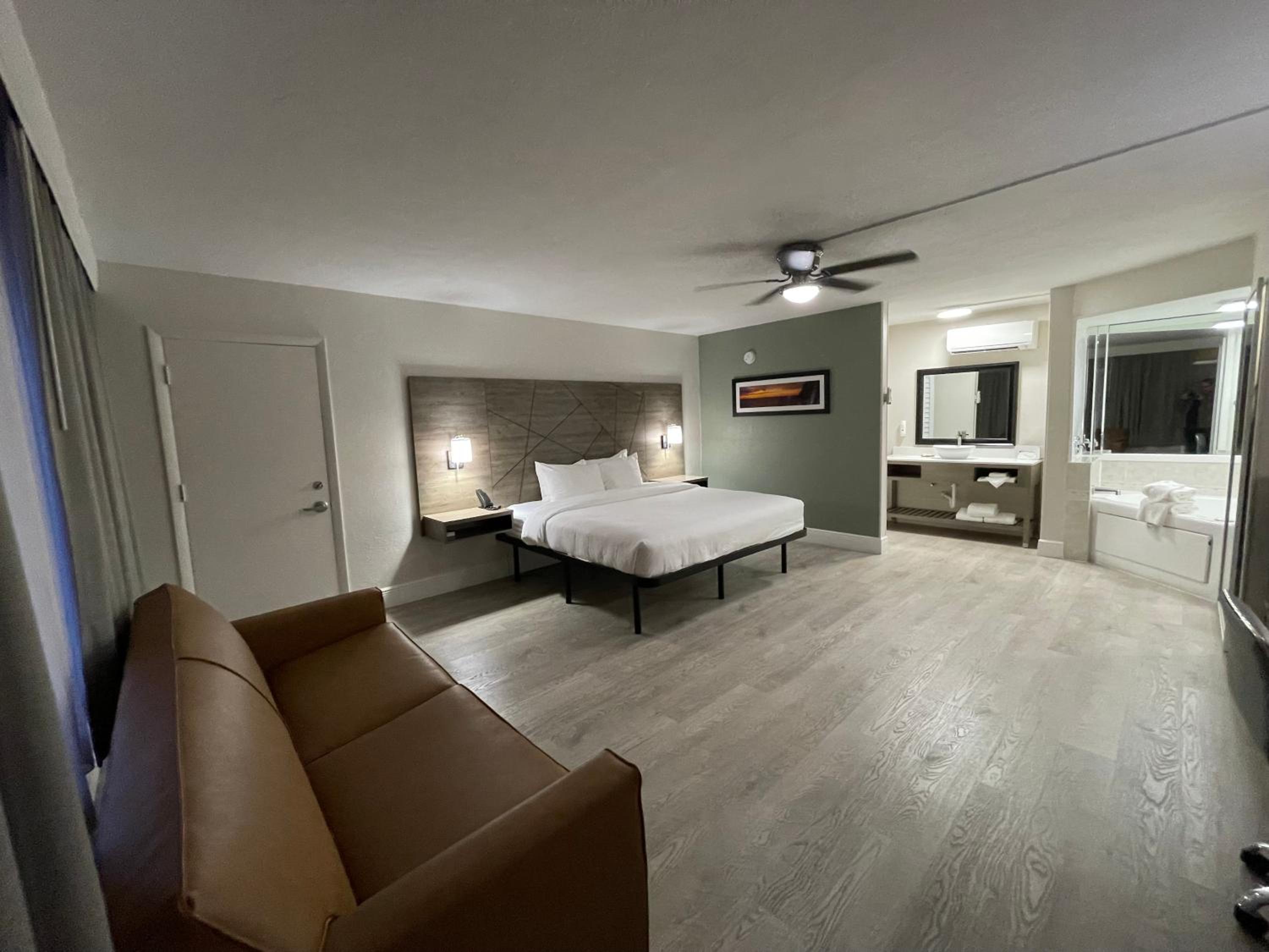 King Room with Jacuzzi - Non-Smoking - Photo 18