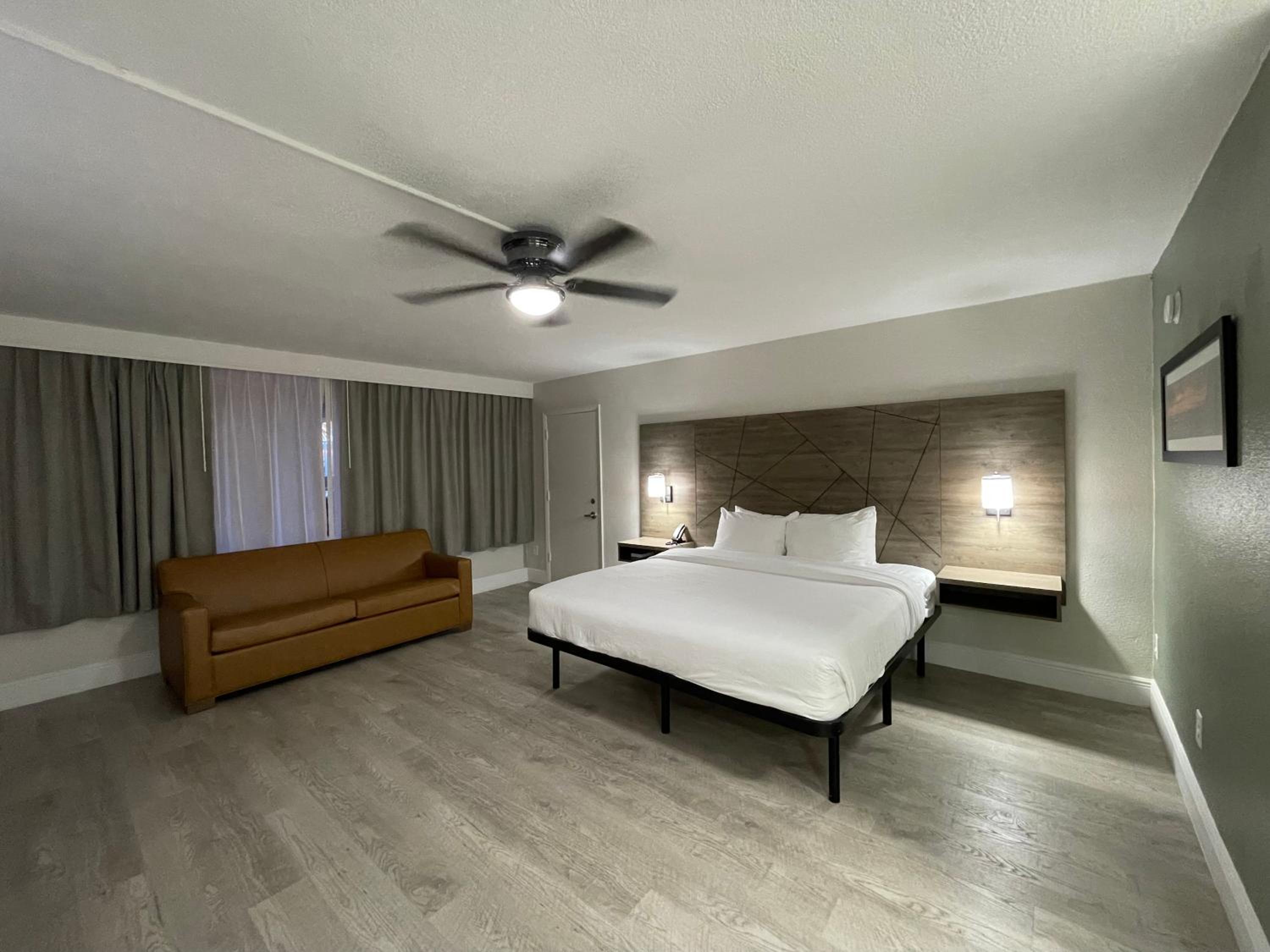 King Room with Jacuzzi - Non-Smoking - Photo 20