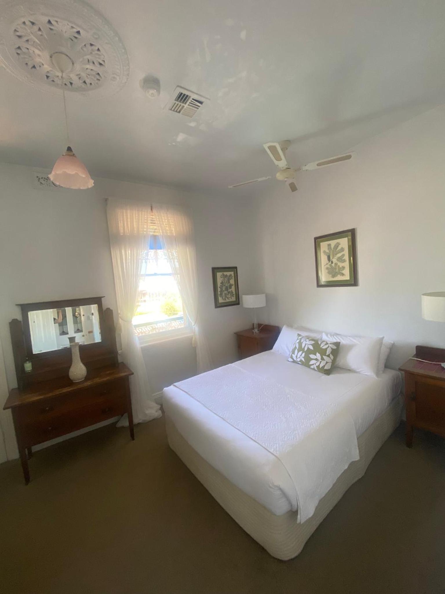 Queen Room photo 2