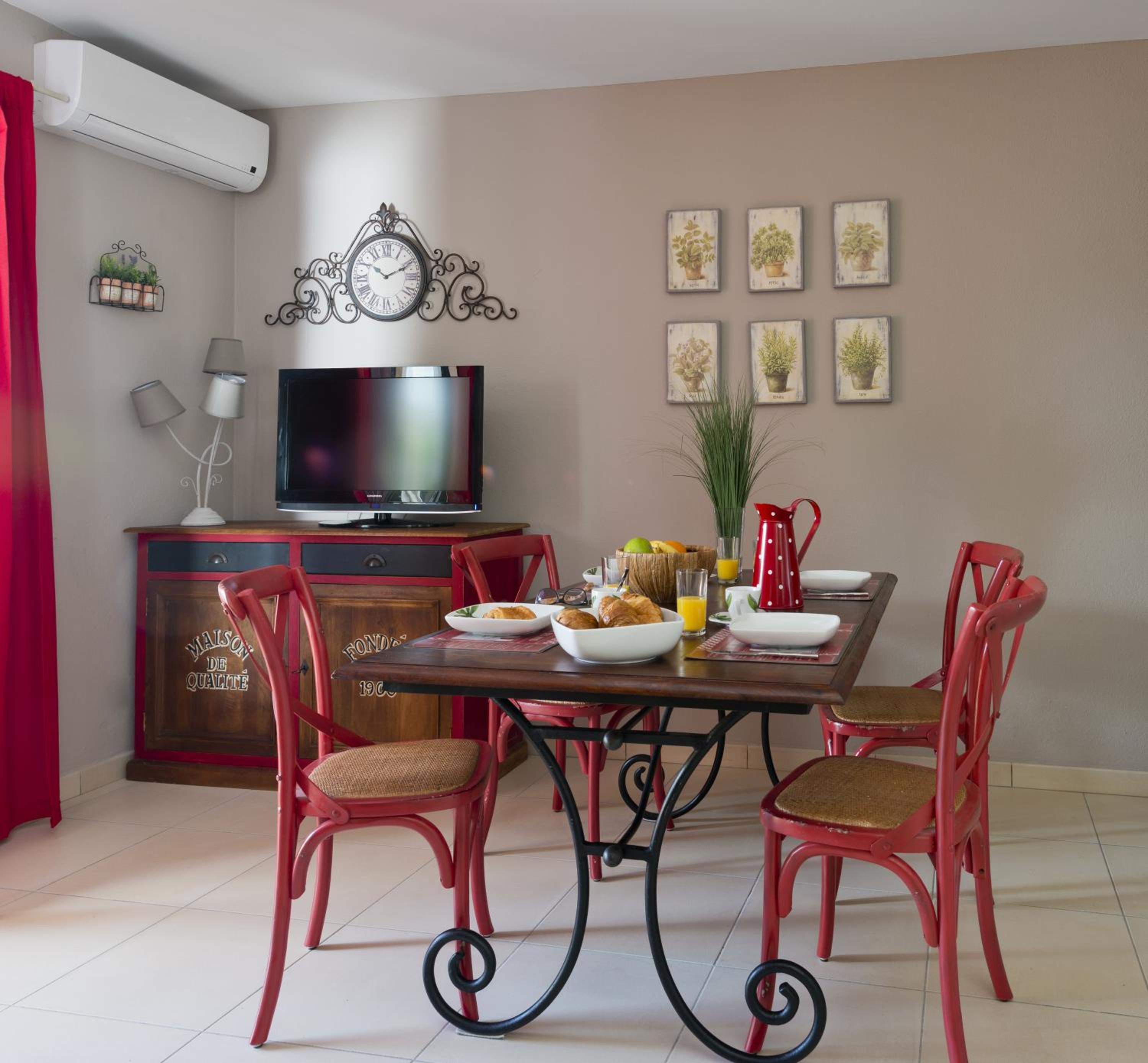 Comfort One-Bedroom Apartment Garden