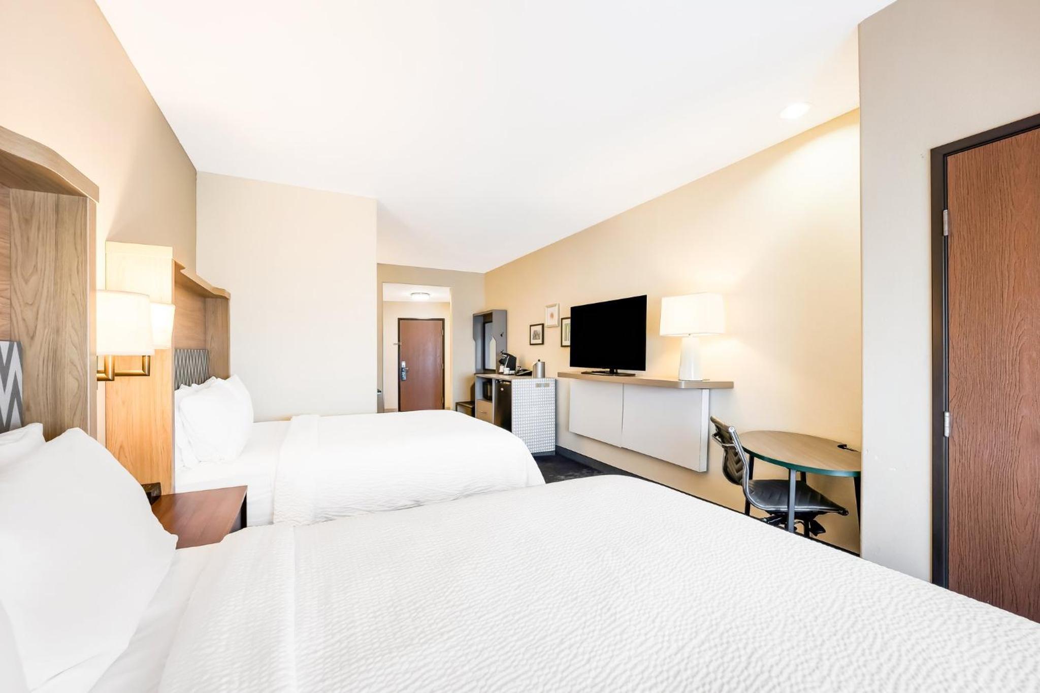 Standard Queen Room with Two Queen Beds - Photo 3