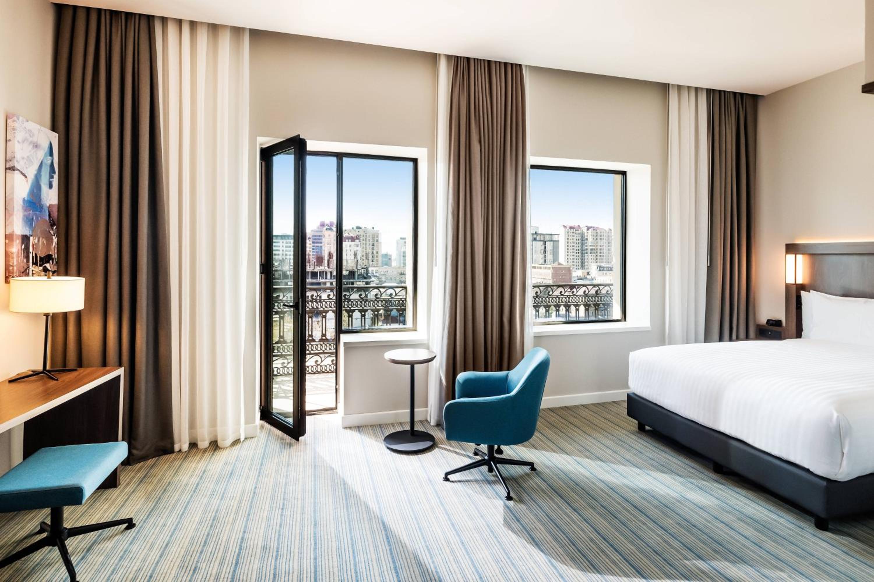 Deluxe Guest room with Queen Bed, Garden view, Balcony - Photo 1