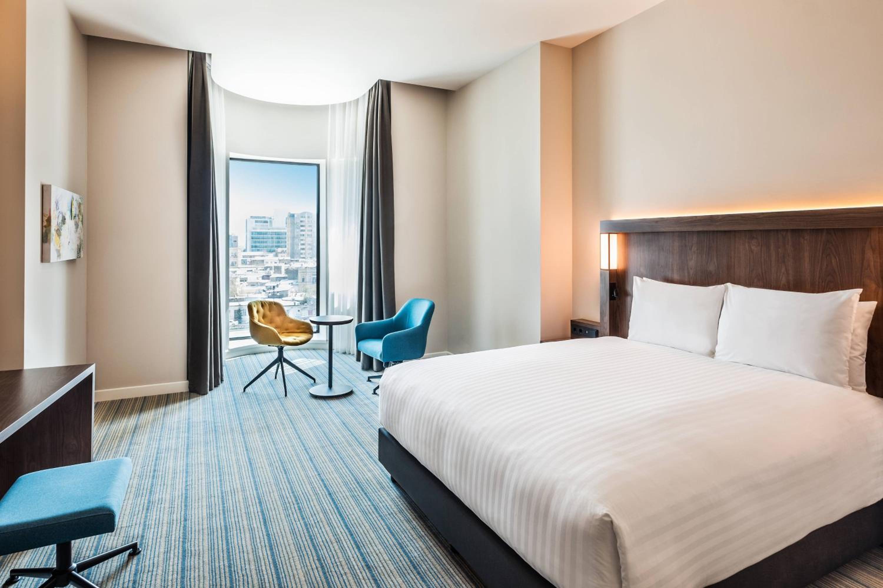 Superior Guest room with King bed City view - Photo 2