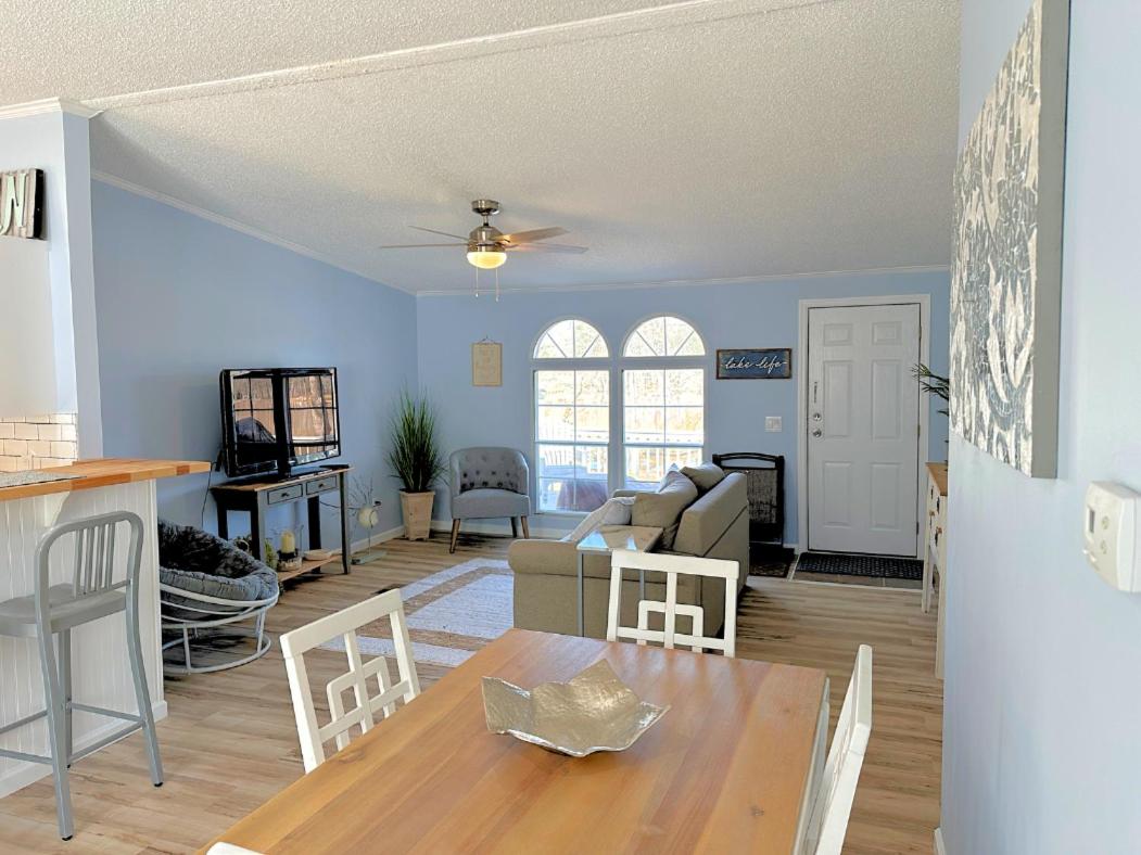 Family Room with Lake View photo 1