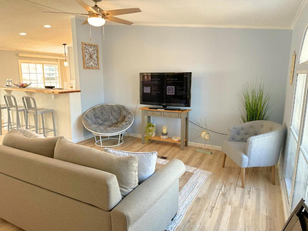 Family Room with Lake View photo 3