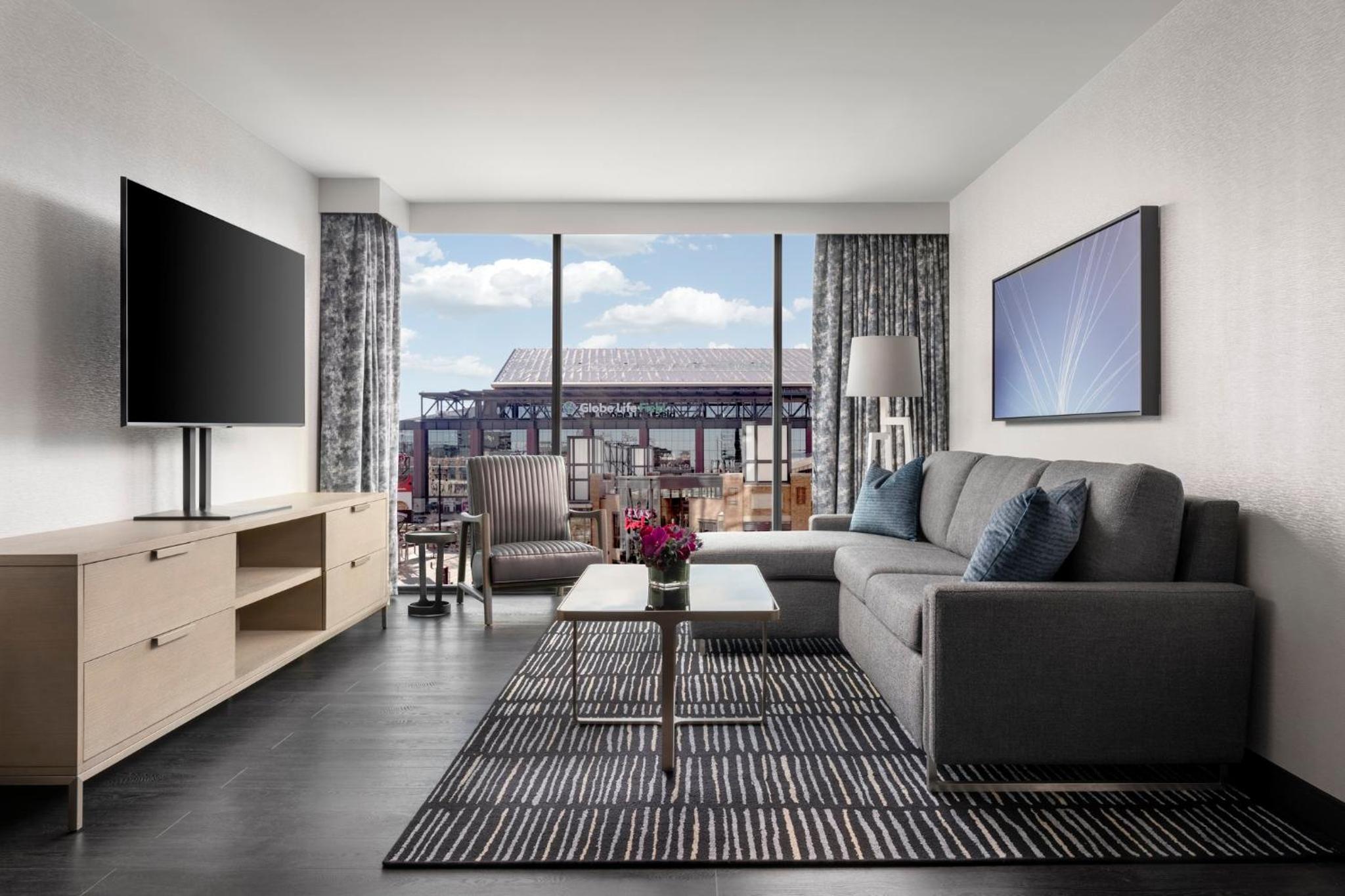 Grand Corner King Suite - Photo 4