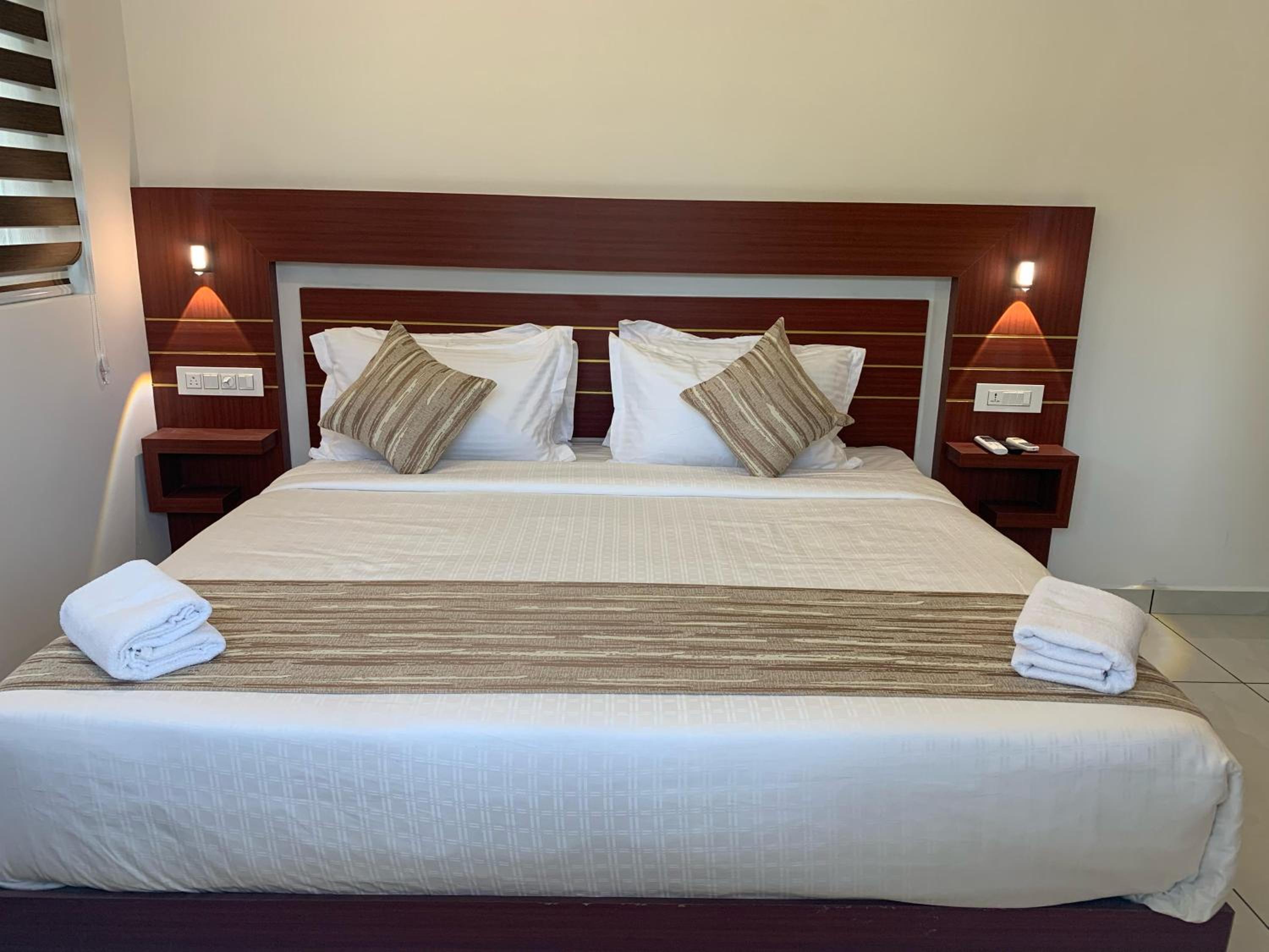 Deluxe Double Room with Balcony photo 3