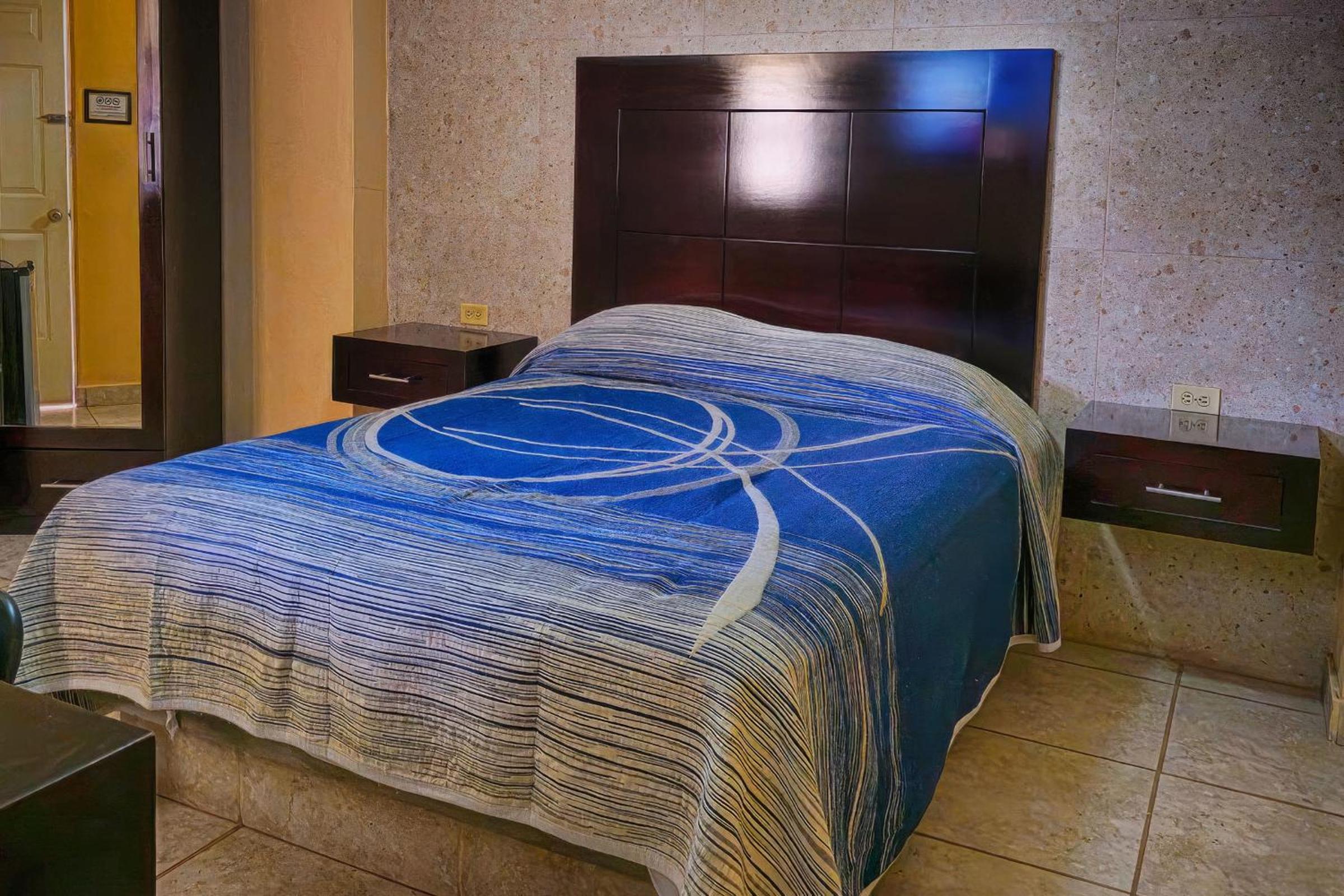Queen Room photo 1