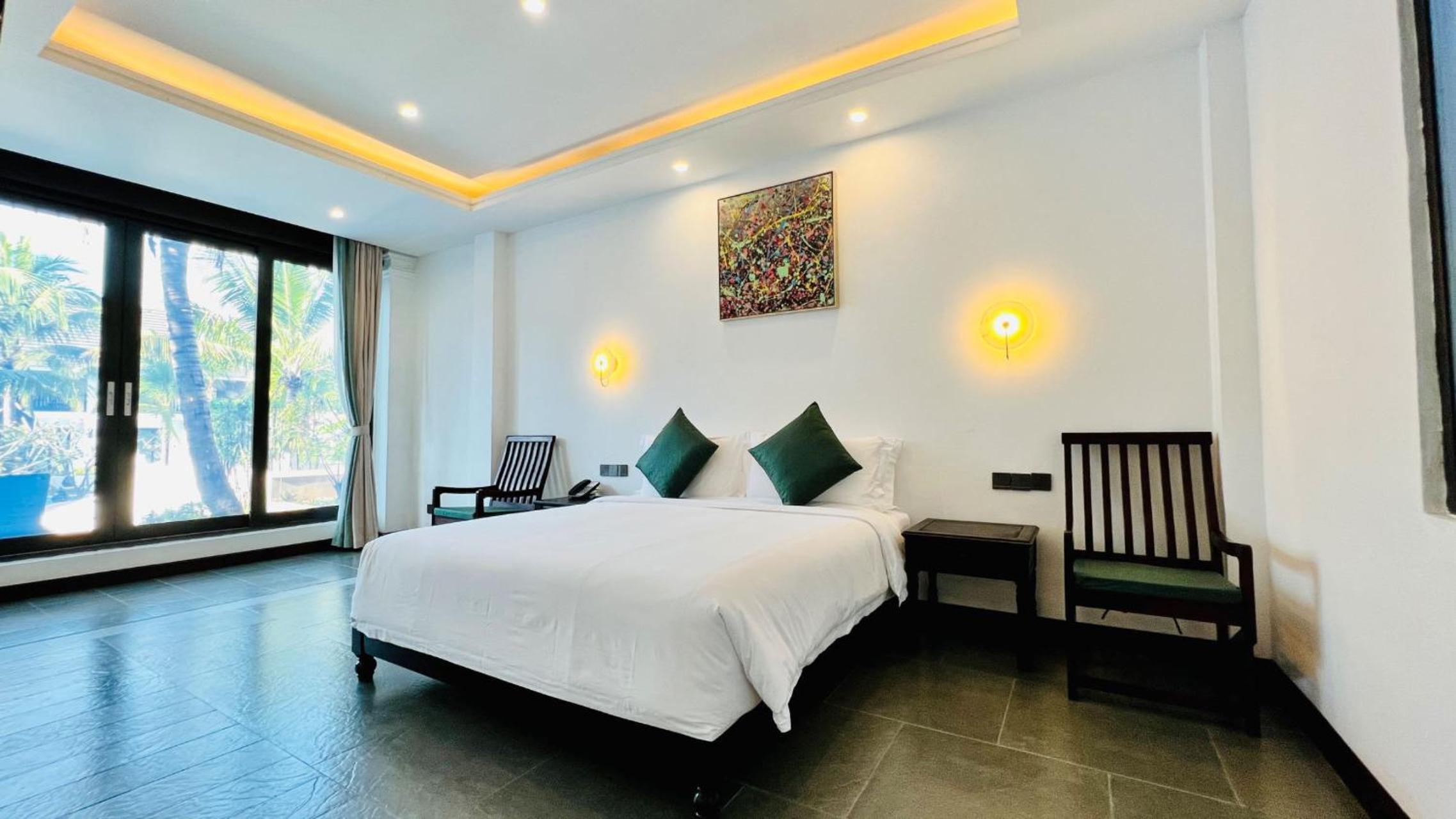 Executive Suite - Photo 9